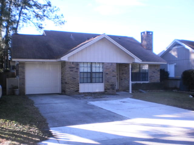 Year round lease. Two bedrooms and two full baths plus a Florida Room. Updated and move in ready. Granite countertops, stainless appliances, vaulted ceiling in living room with brick fireplace and built in bookshelves. Small back yard with storage shed. One car garage, extra wide driveway will fit two cars. Well located with easy access to Beal Pkwy and Racetrack Road.
No smoking and No Pets.