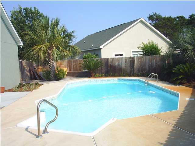 Great rental home with in-ground pool.
Pool cleaning and yard mowing included in rental price.  CALL BARBARA FOR SHOWING 850-863-3191.