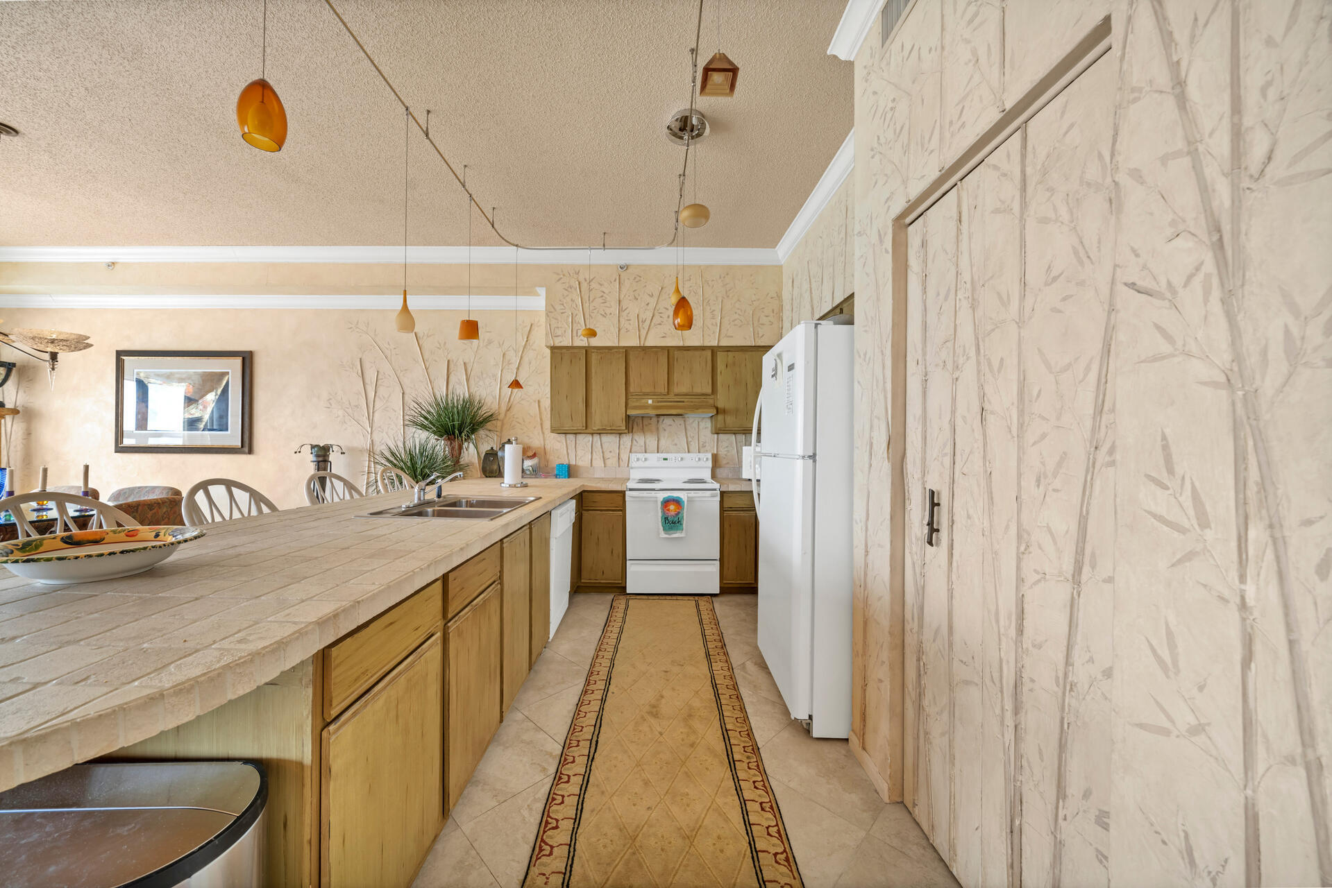 EMERALD TOWERS WEST CONDO - Residential