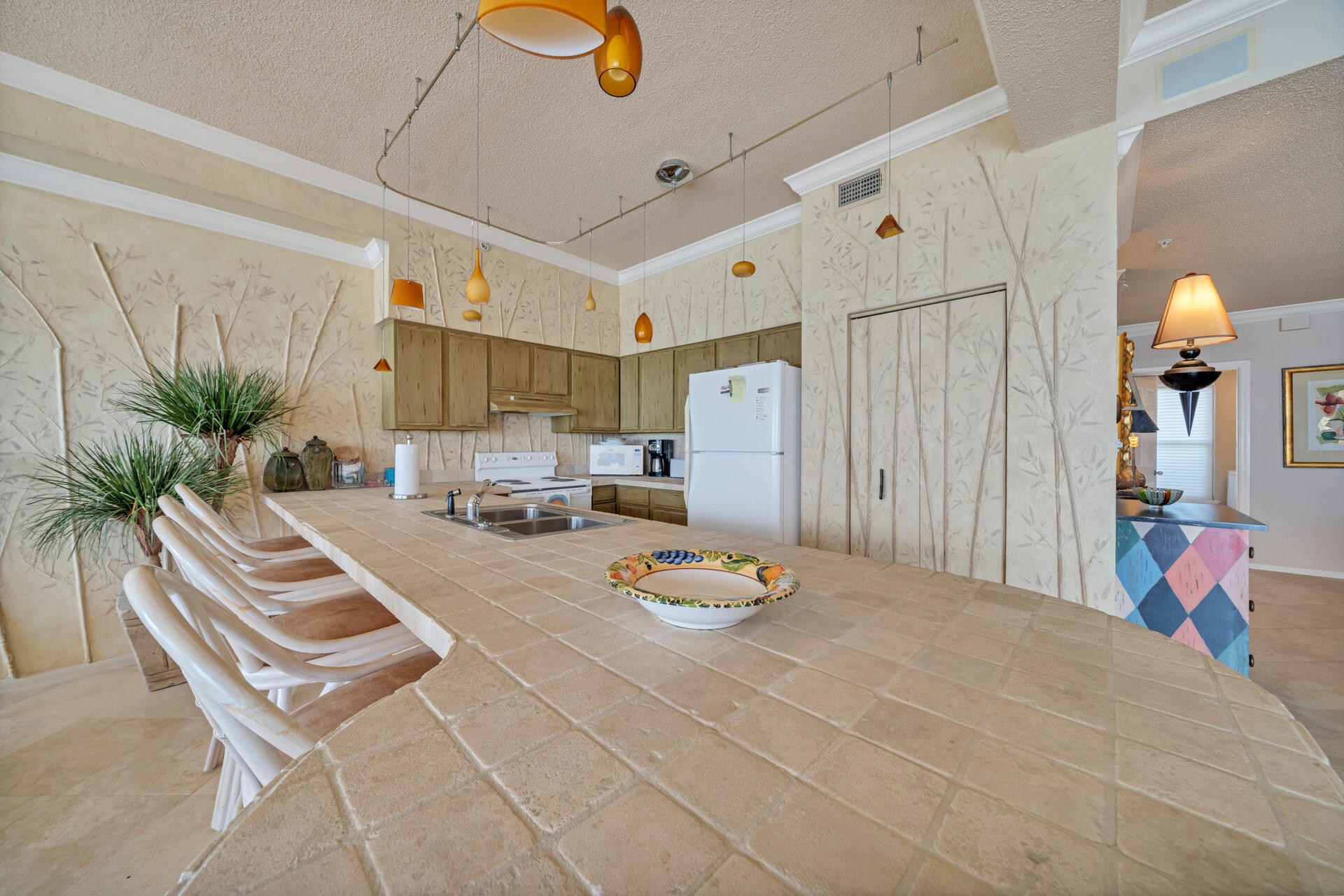 EMERALD TOWERS WEST CONDO - Residential