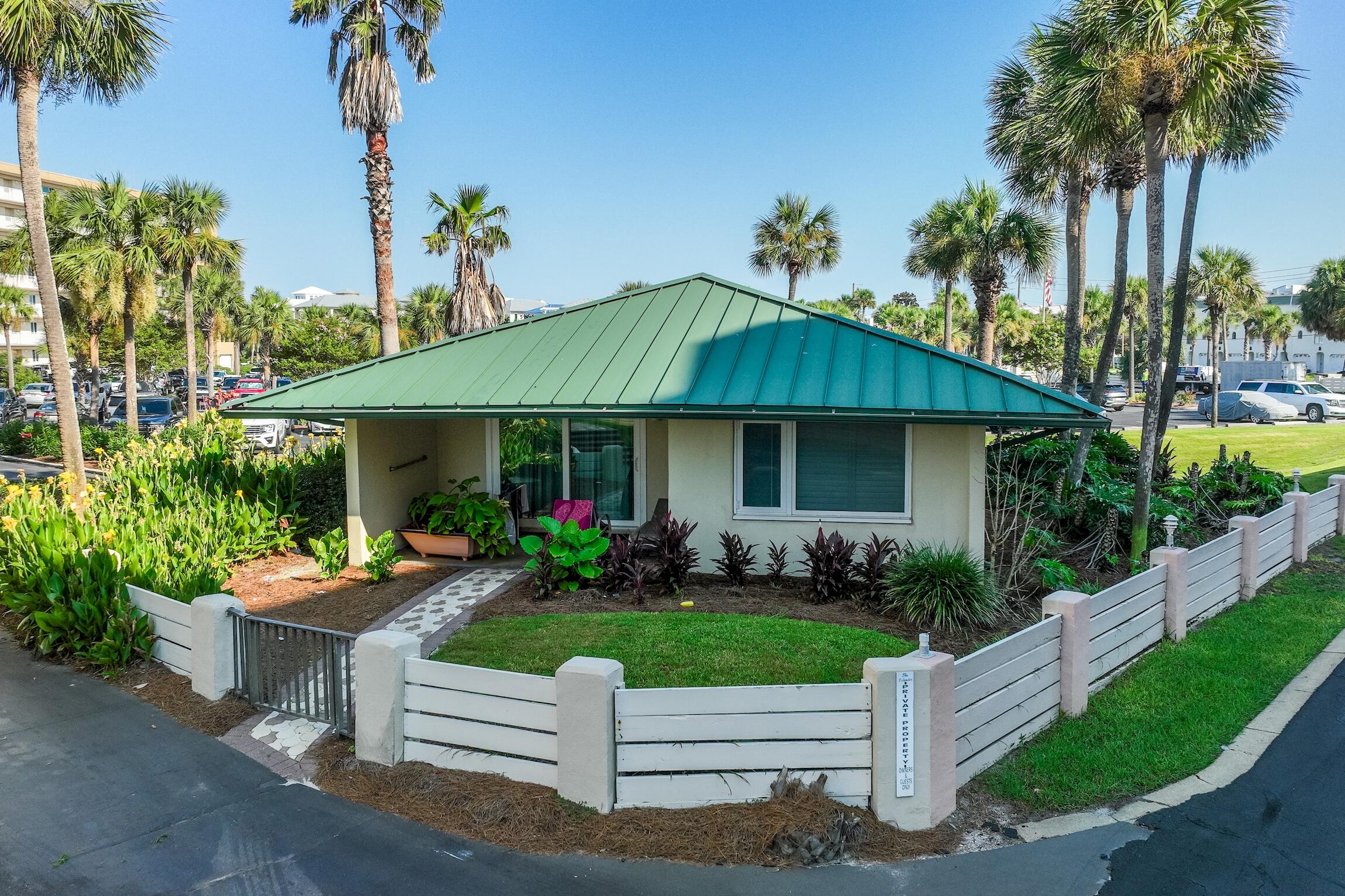 ISLANDER CONDO - Residential