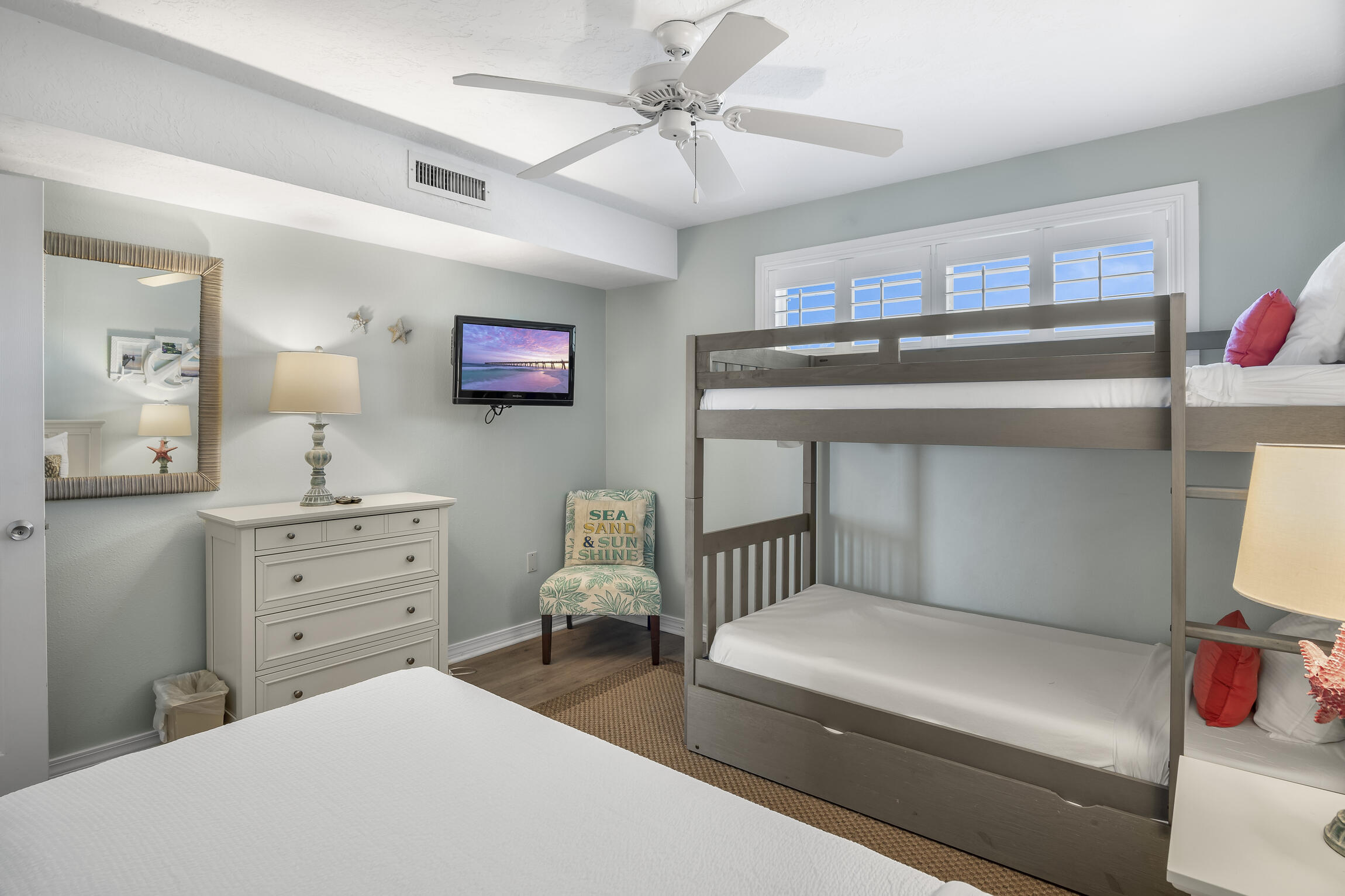 ISLANDER CONDO - Residential
