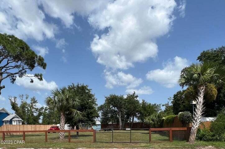 NO RECORDED SUBDIVISION - Land
