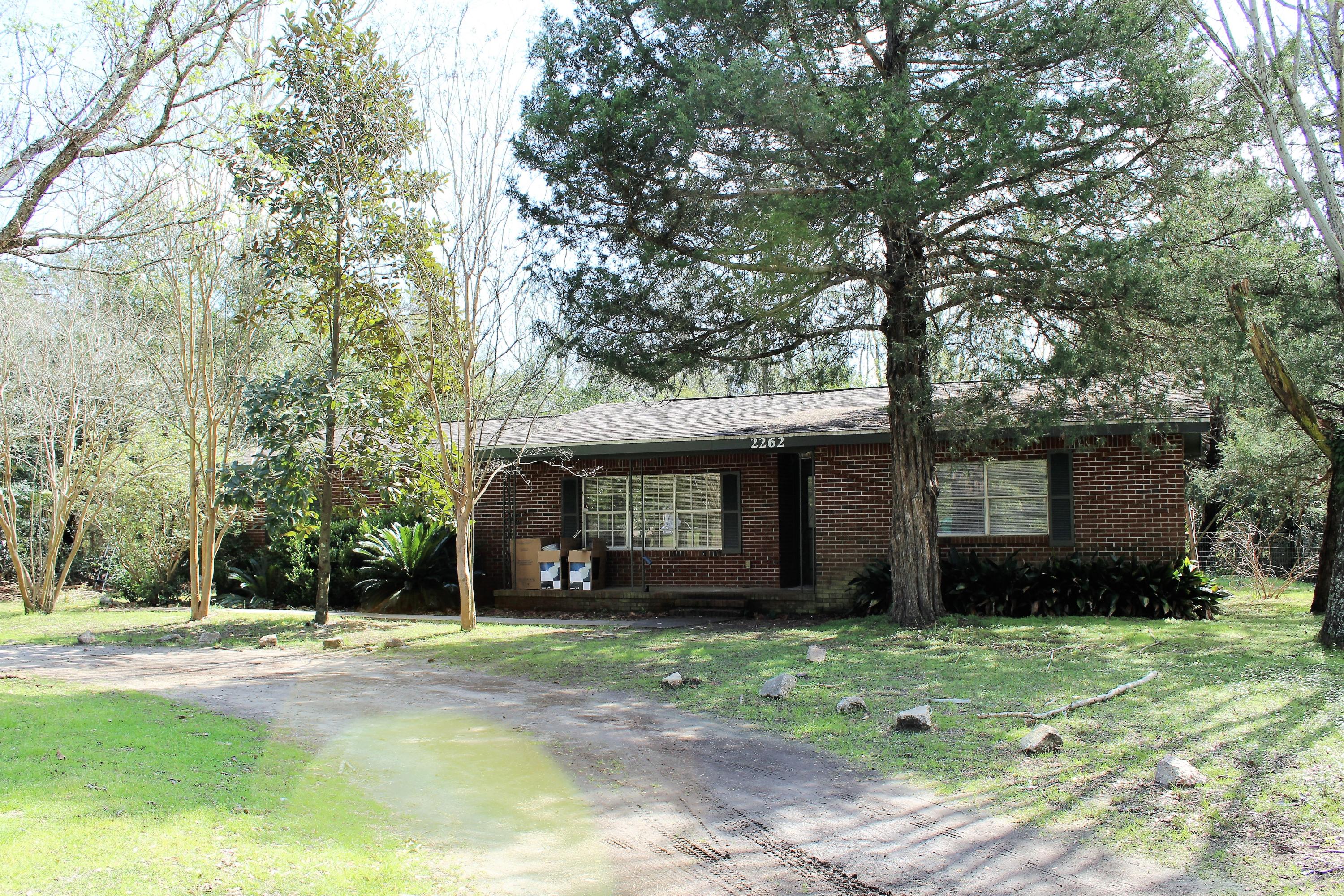 Price to sell!!
This brick house has 3 bedroom/2 bath, large living room and separate play/family room. New stove and dishwasher. New carpet was installed. Nice size enclosed back porch with a ceiling fans. House was added to the modular home. Huge back yard with a lots trees. Quiet neighborhood and close to main highway 90.