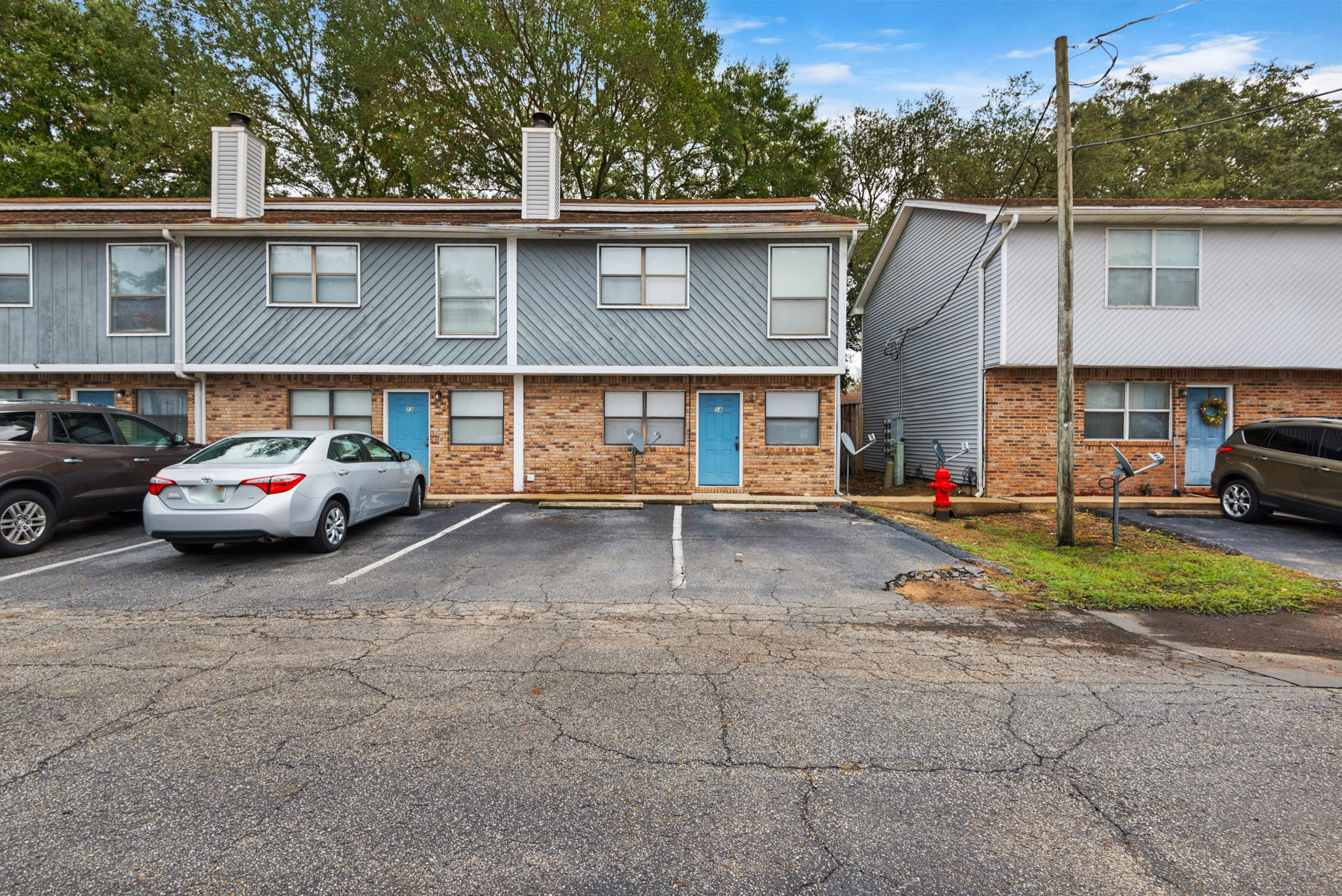 OAK TREE MANOR - Residential Lease