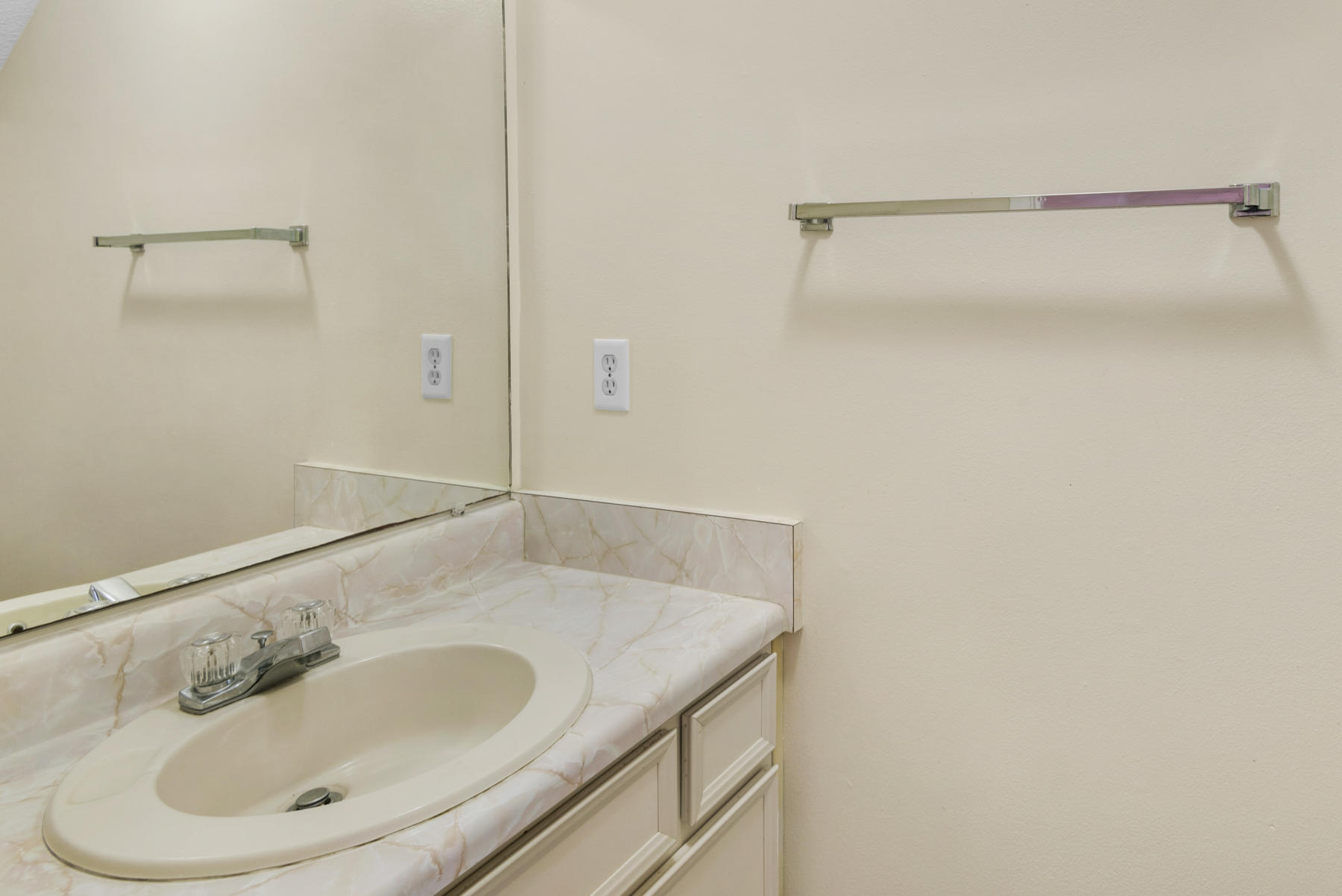 OAK TREE MANOR - Residential Lease