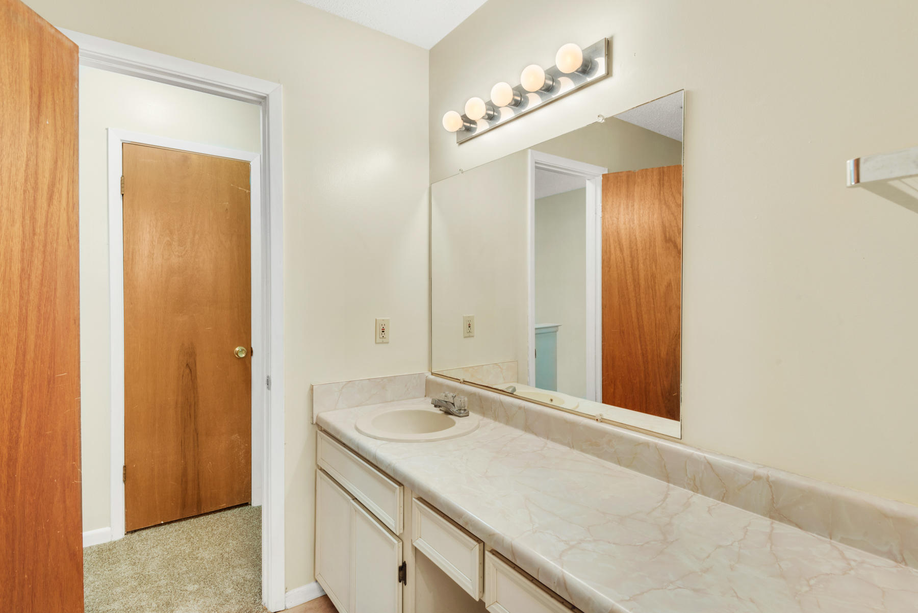 OAK TREE MANOR - Residential Lease
