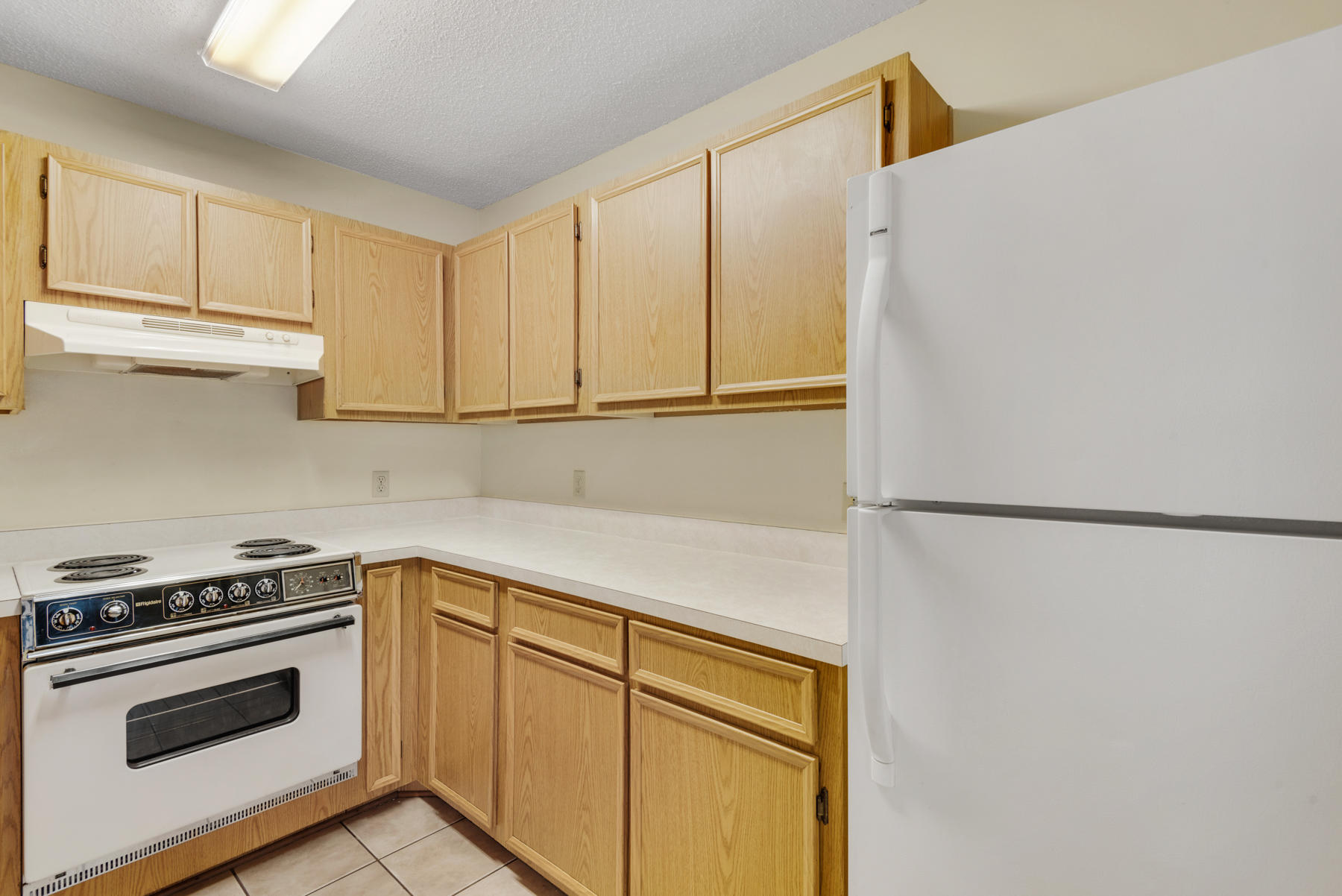 OAK TREE MANOR - Residential Lease