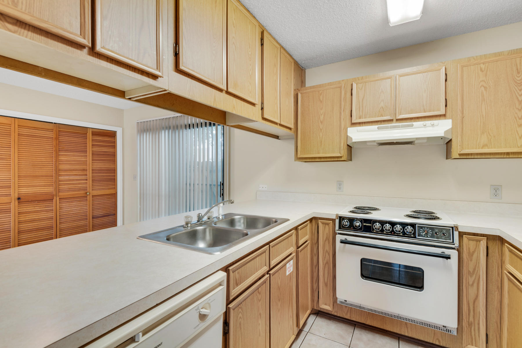 OAK TREE MANOR - Residential Lease