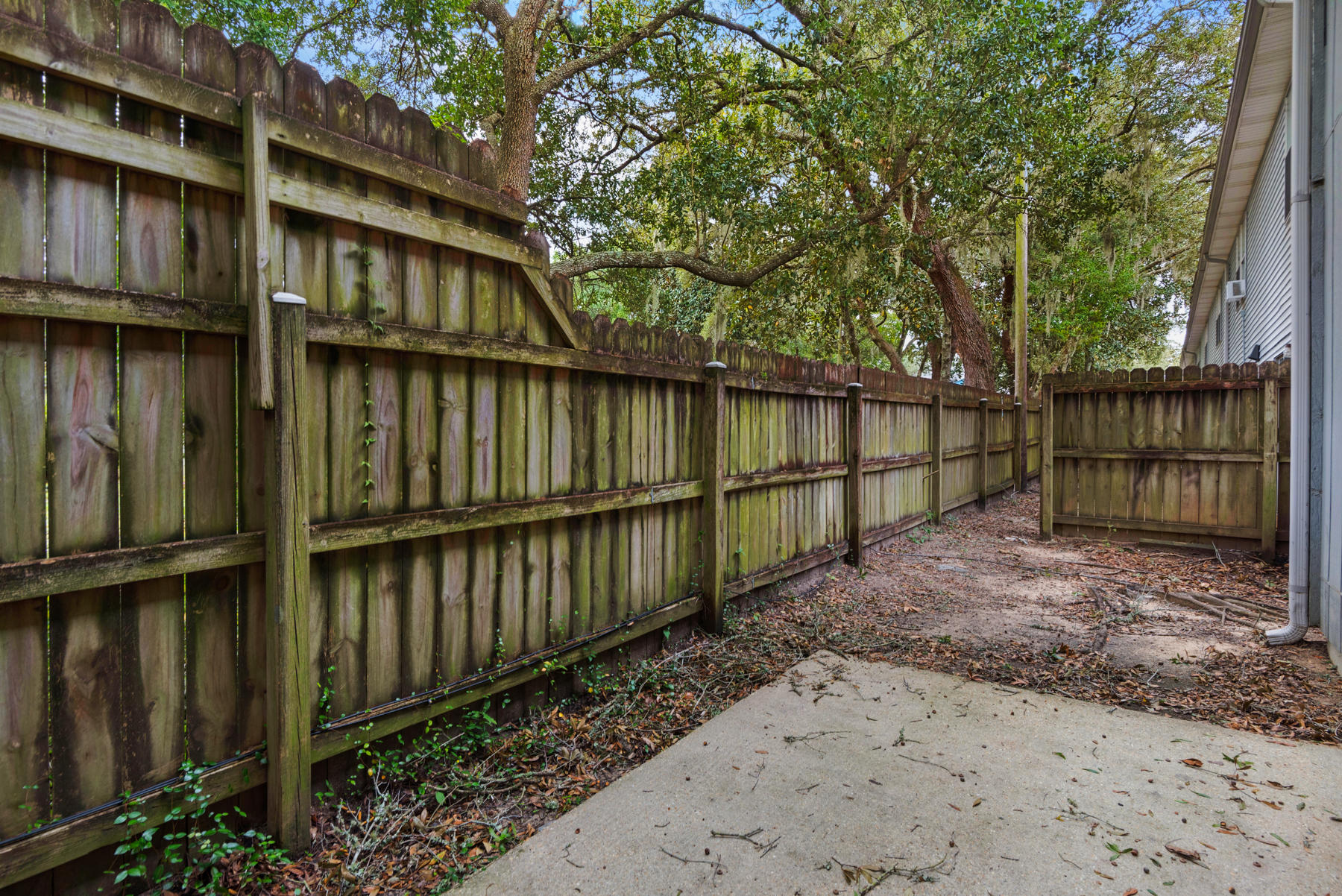 OAK TREE MANOR - Residential Lease