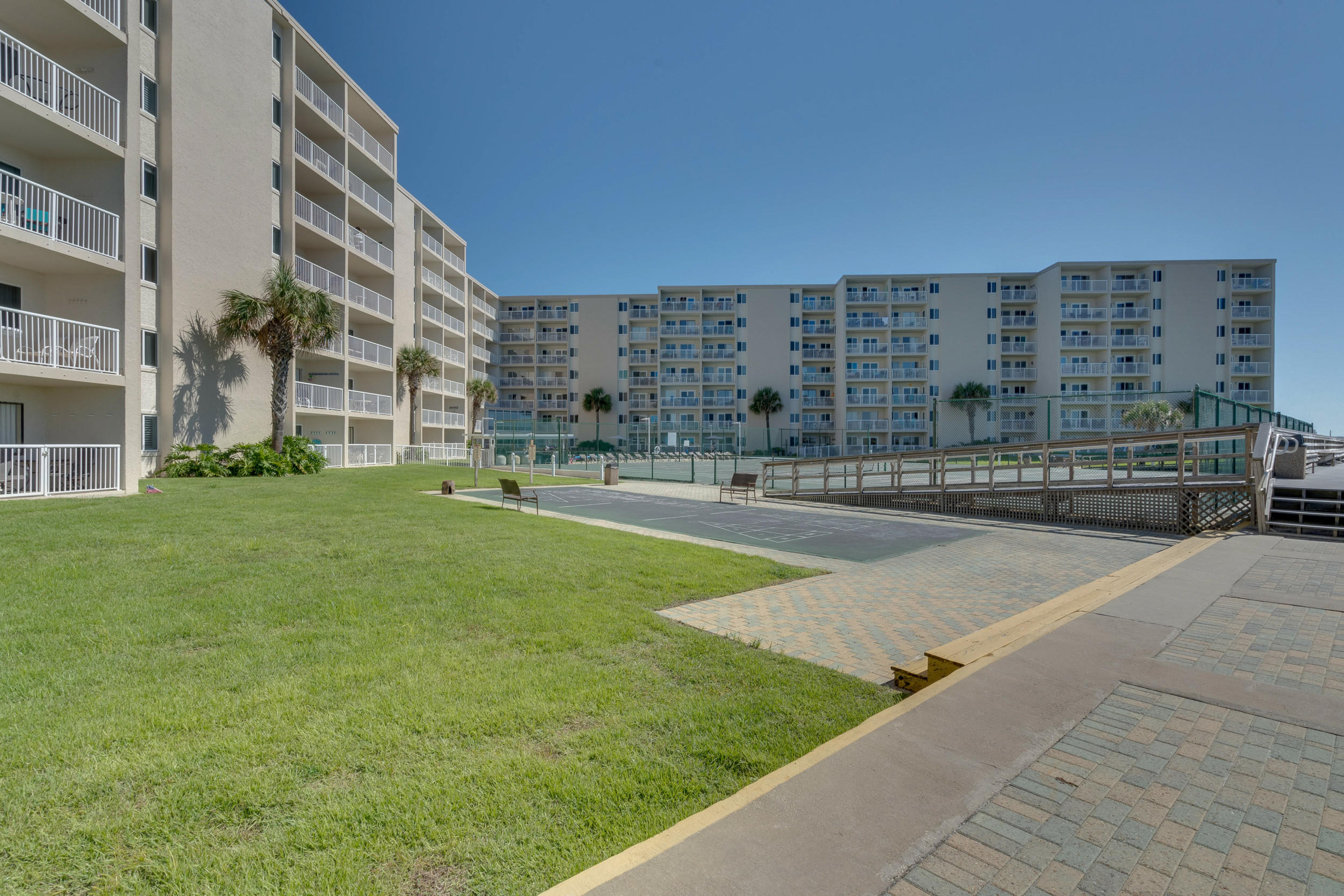 HOLIDAY SURF & RACQUET CLUB - Residential