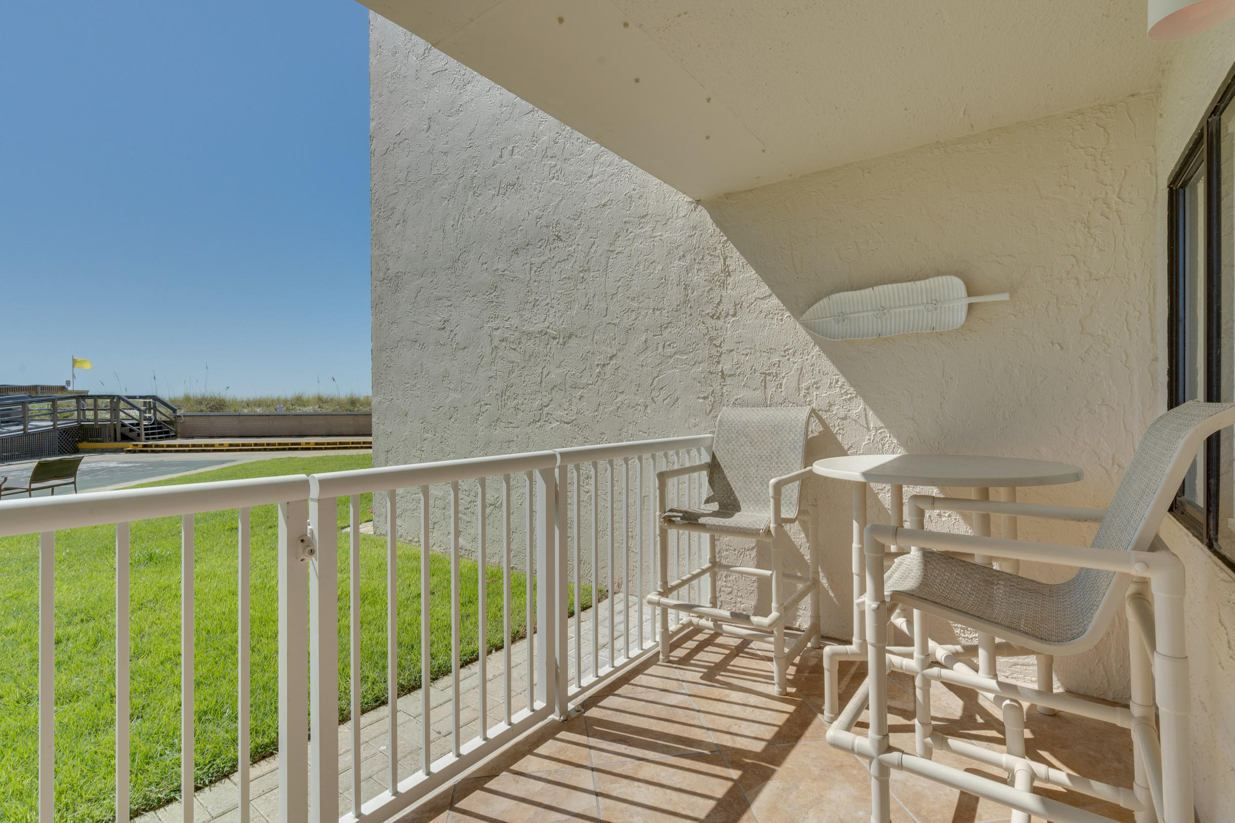 HOLIDAY SURF & RACQUET CLUB - Residential