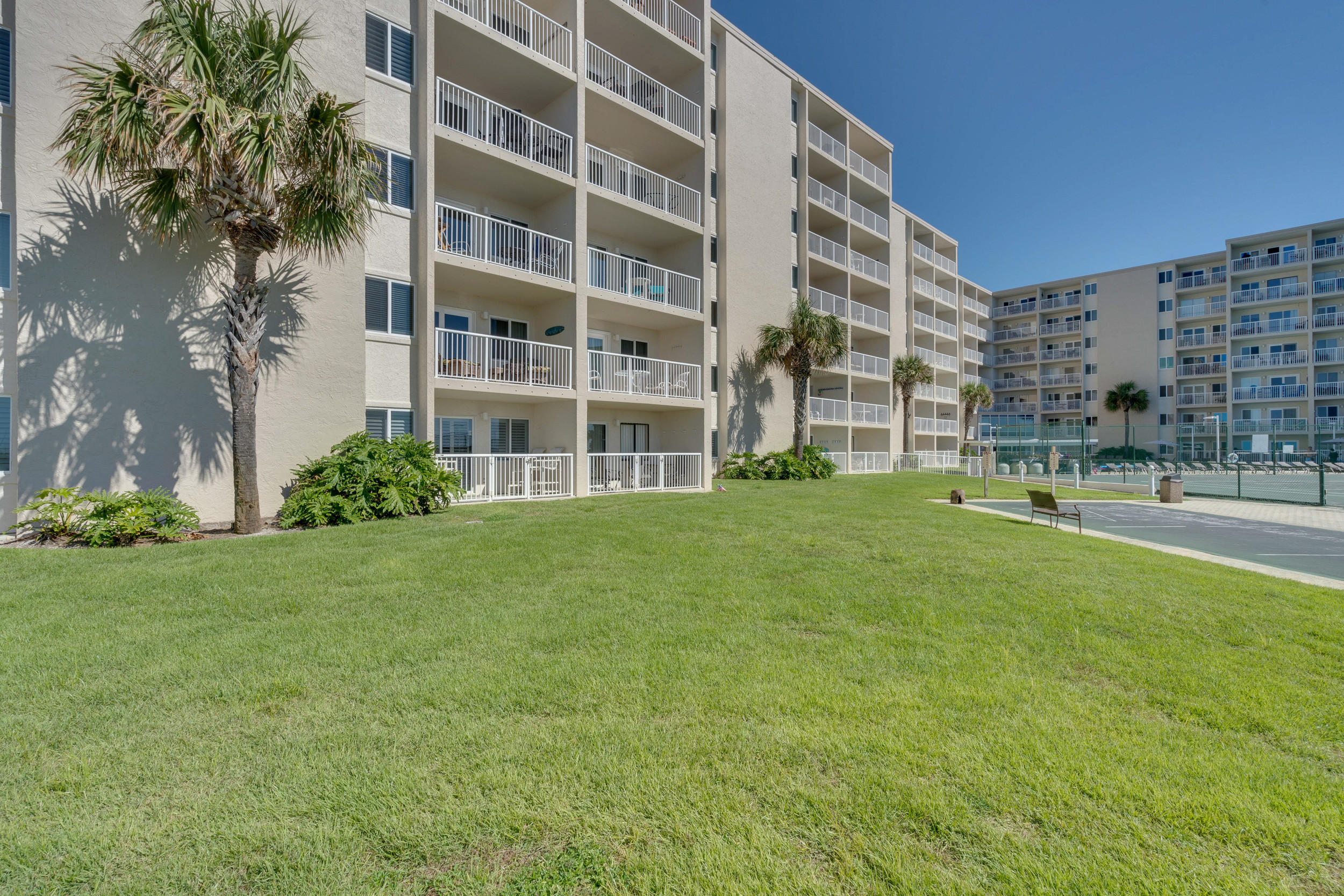 HOLIDAY SURF & RACQUET CLUB - Residential