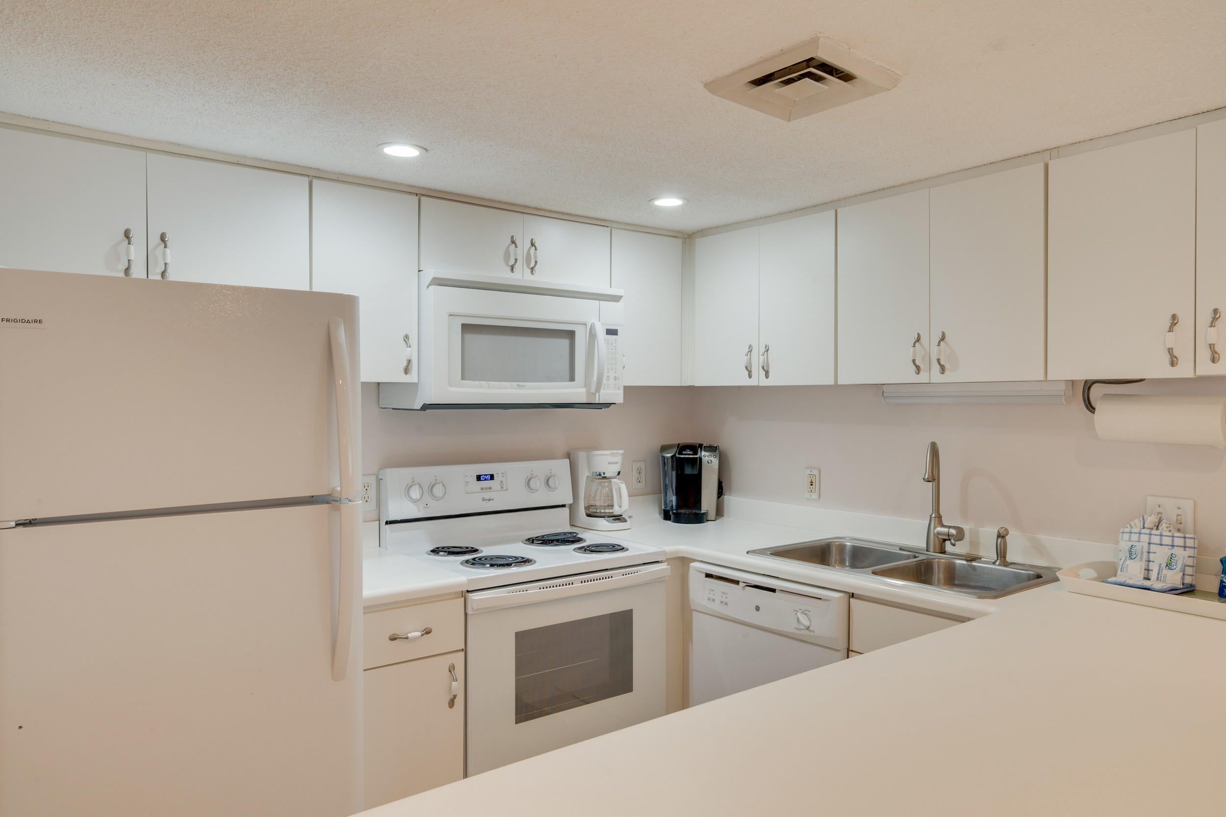 HOLIDAY SURF & RACQUET CLUB - Residential