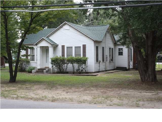 CUTE COTTAGE HOME IN THE CENTER OF TOWN WITH HARDWOOD FLOORS AND OLD WORLD CHARM. SMALL PET UNDER 25 LBS WITH OWNER APPROVAL AND 250.00 NON REFUNDABLE PET FEE.