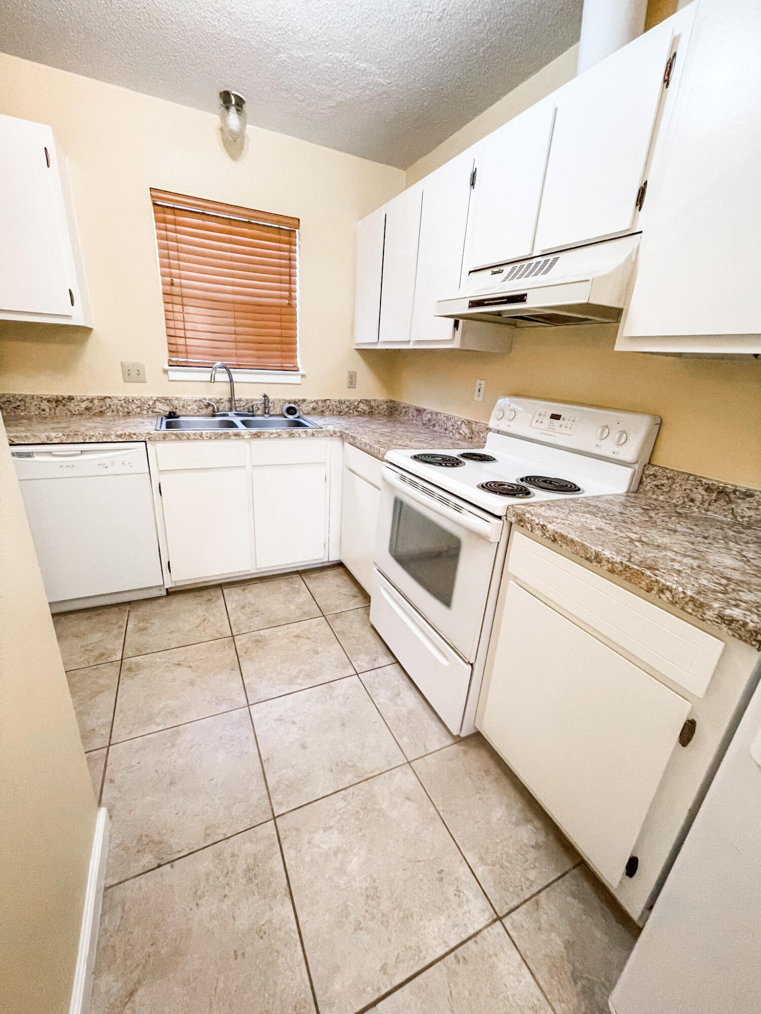 PORT DIXIE - Residential Lease