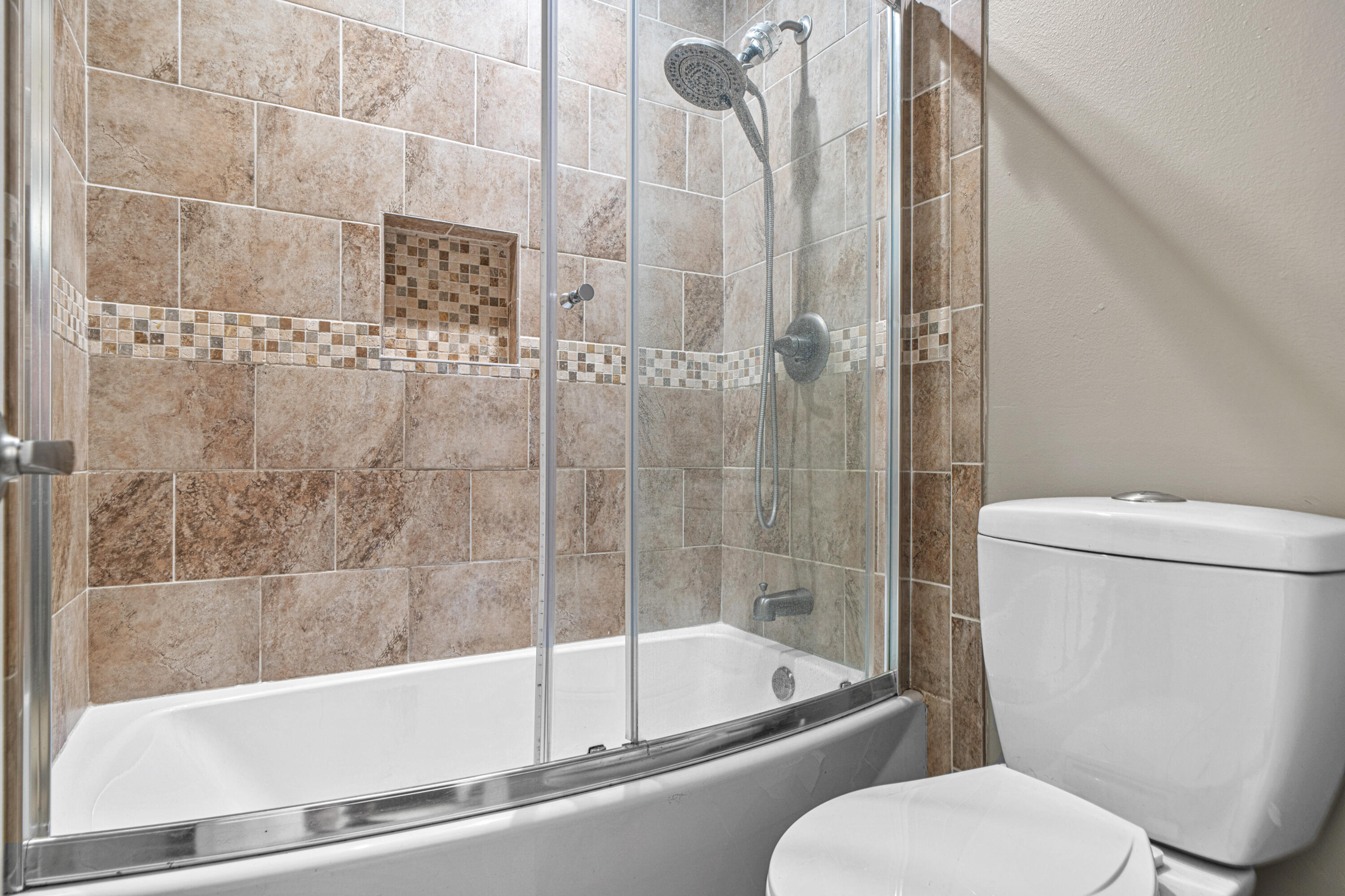 LAKEVIEW ESTATES - Residential Lease