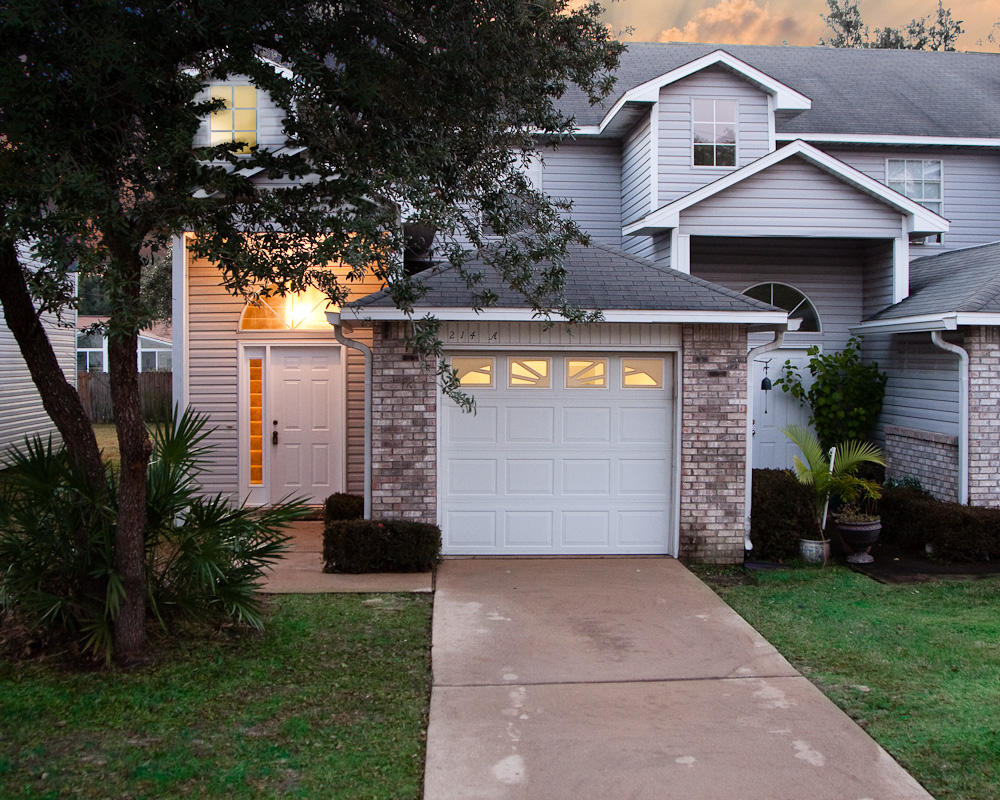 BEAUTIFUL TWO STORY TOWNHOMES WITH ALL APPLIANCES INCLUDED. ONE CAR GARAGE WITH REMOTE. EASY LIVING FLOORPLAN WITH LOTS OF WINDOWS AND LIGHT. THIS WILL GO FAST! SHOWN ONLY BY APPOINTMENT. Available August 8th, 2019