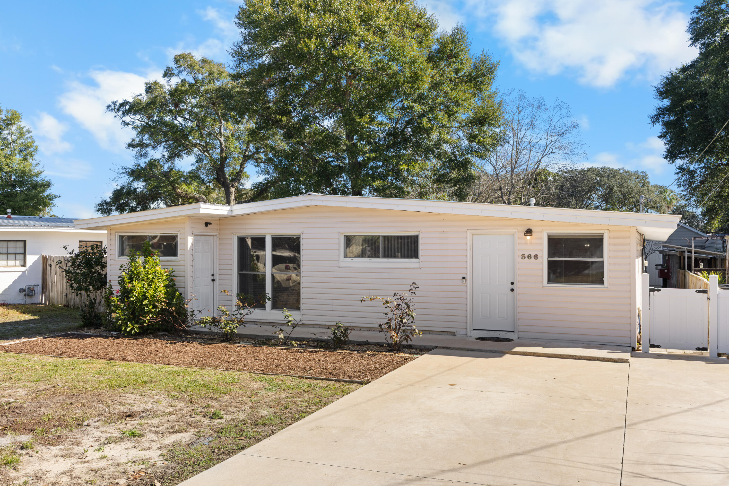 ELLIOTTS POINT 7TH ADDN - Residential