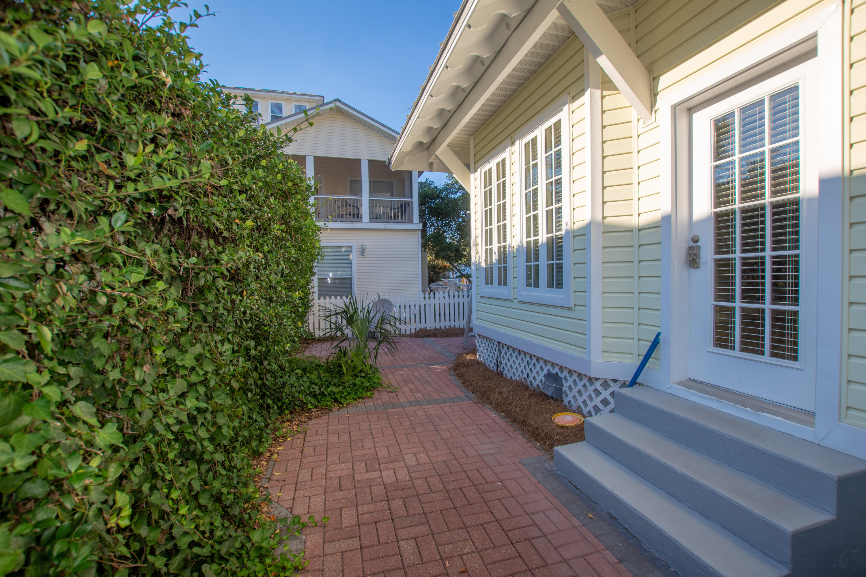 CRYSTAL SHORES - Residential