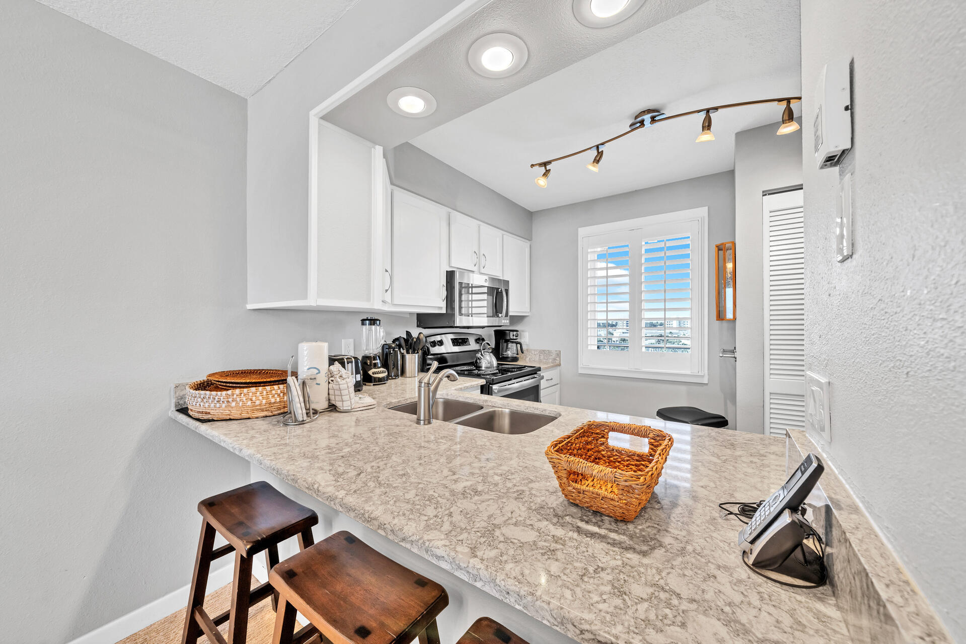 ISLANDER CONDO PH 2 - Residential