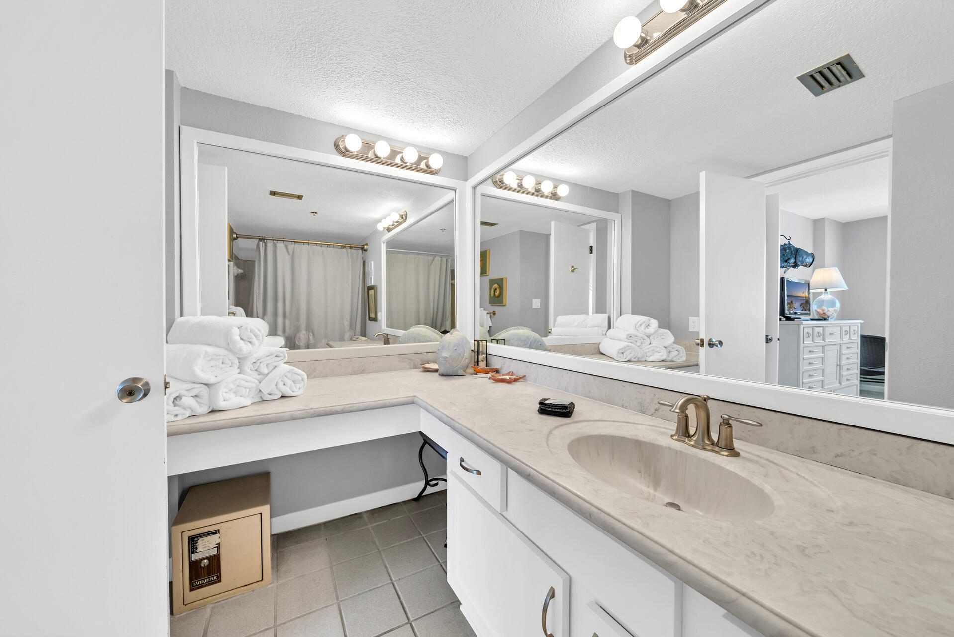 ISLANDER CONDO PH 2 - Residential