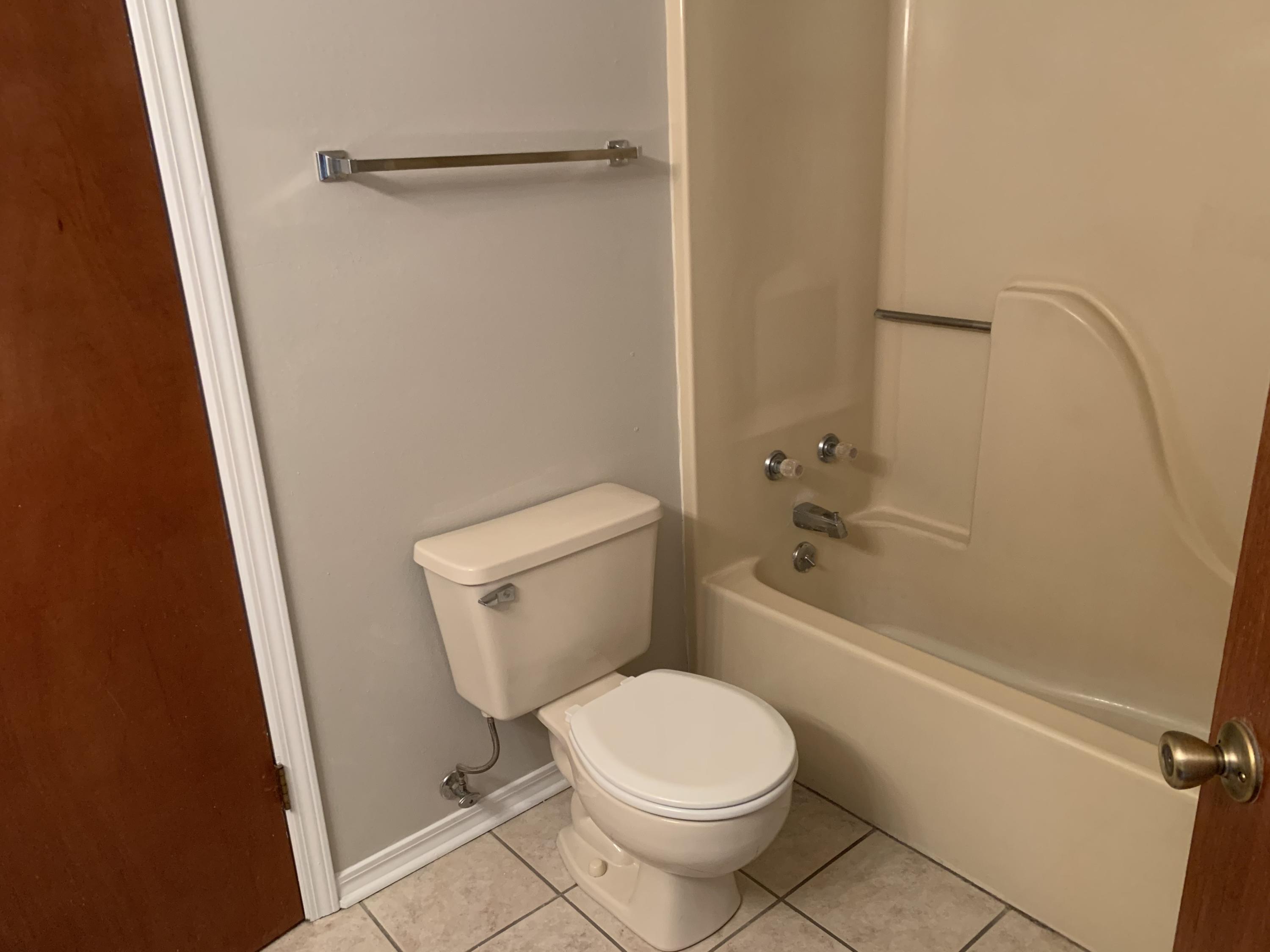 OAK TREE MANOR - Residential Lease