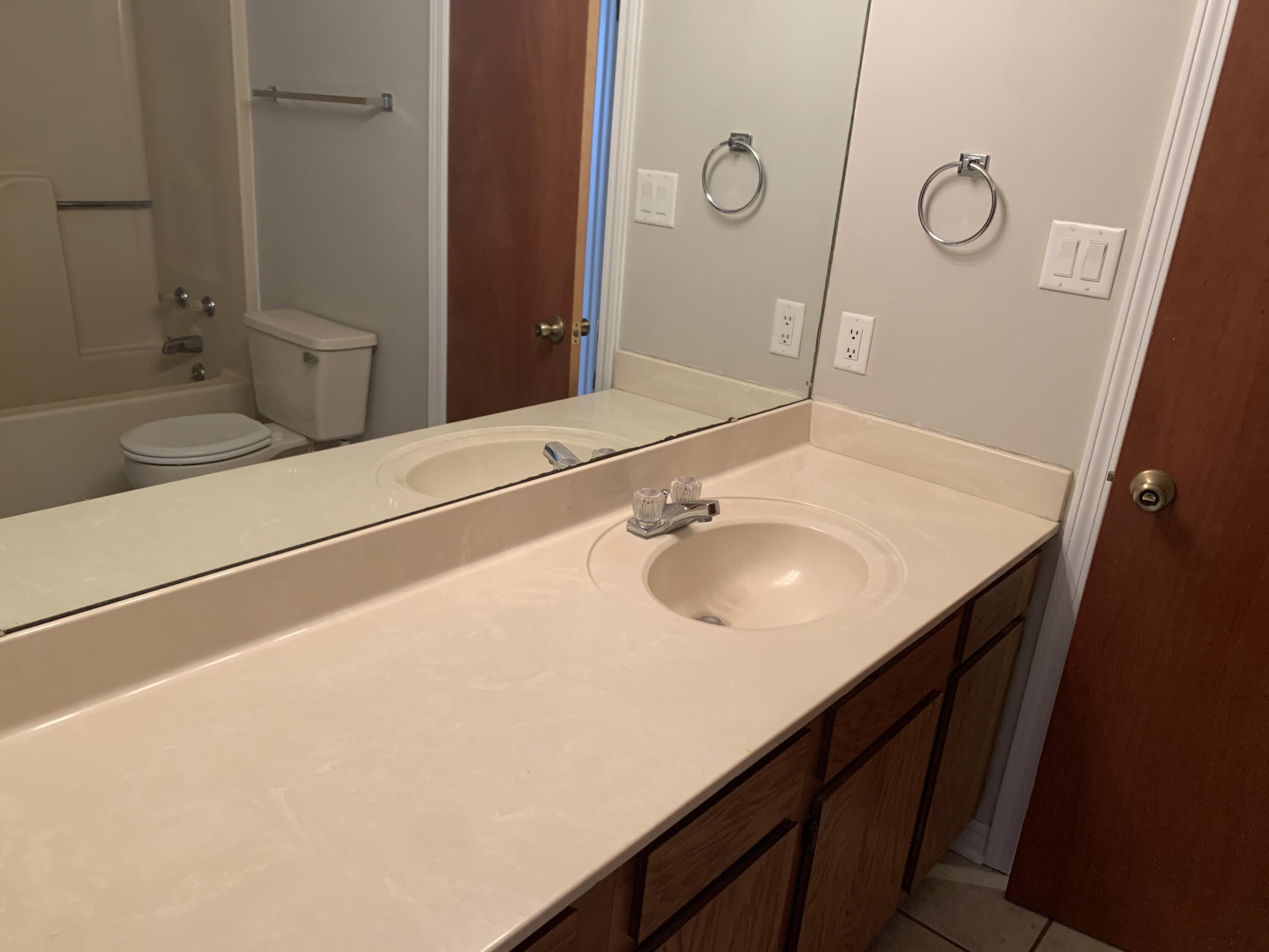 OAK TREE MANOR - Residential Lease