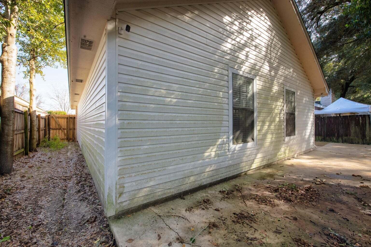 LIVE OAK MANORS - Residential Lease