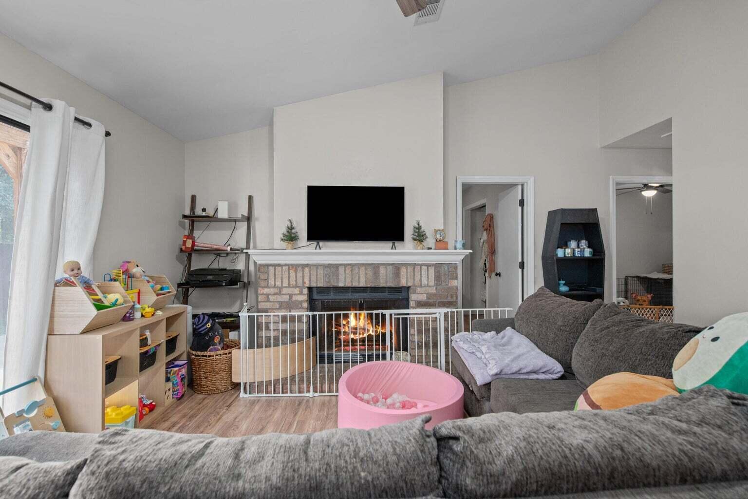 LIVE OAK MANORS - Residential Lease