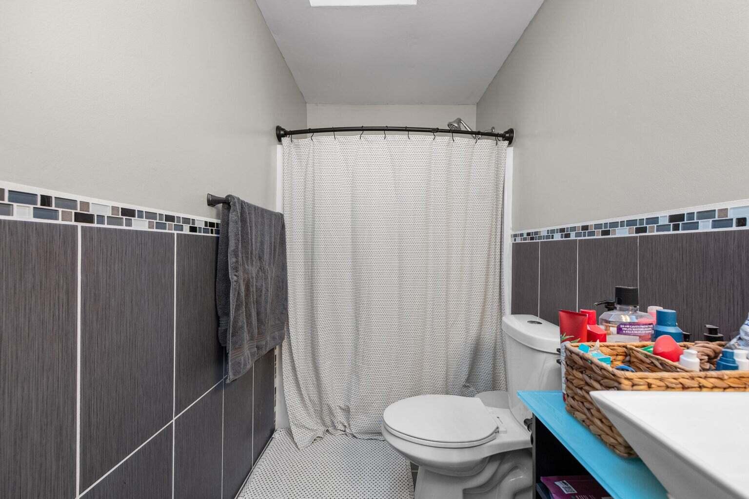 LIVE OAK MANORS - Residential Lease