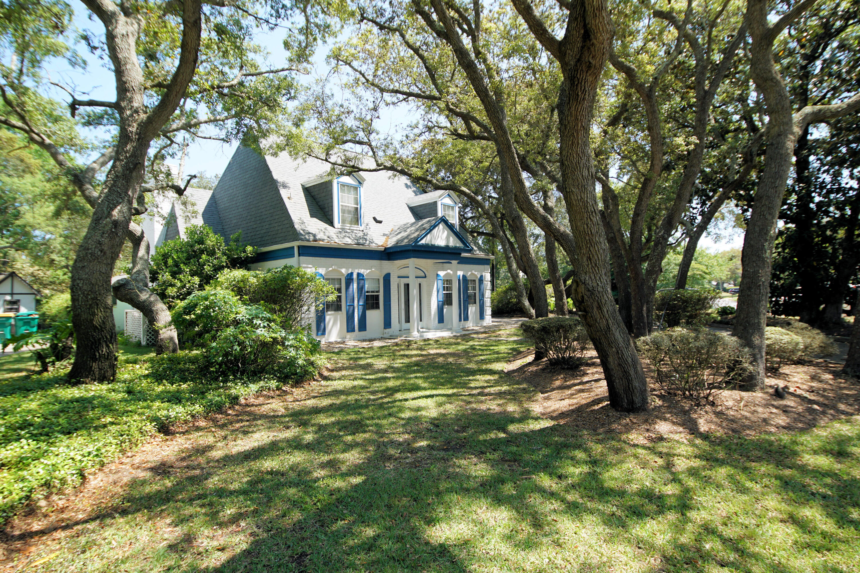 LAKE LORRAINE GARDENS - Residential Lease