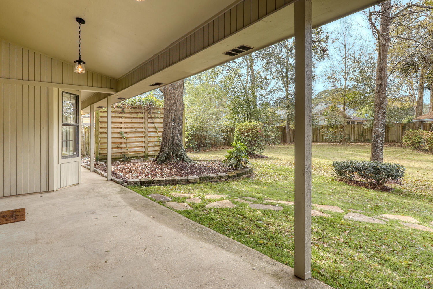 MARY ESTHER MANOR 1ST ADD - Residential Lease
