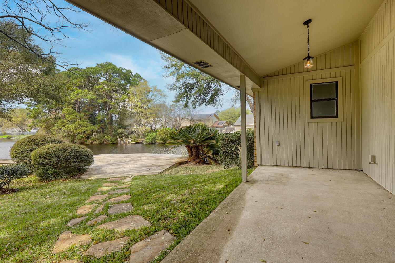MARY ESTHER MANOR 1ST ADD - Residential Lease