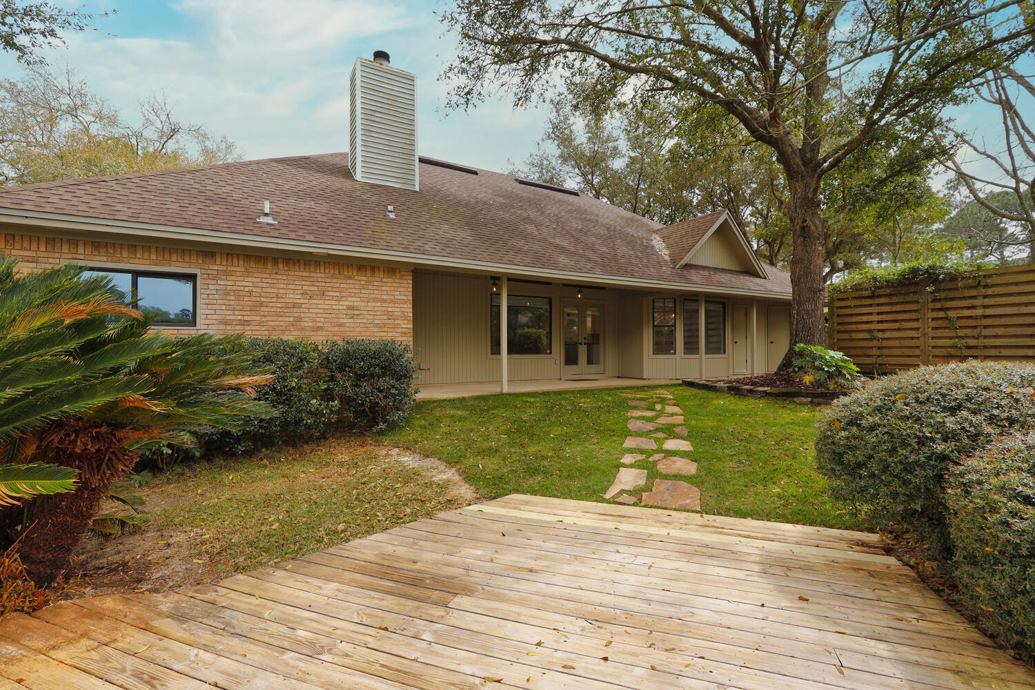 MARY ESTHER MANOR 1ST ADD - Residential Lease