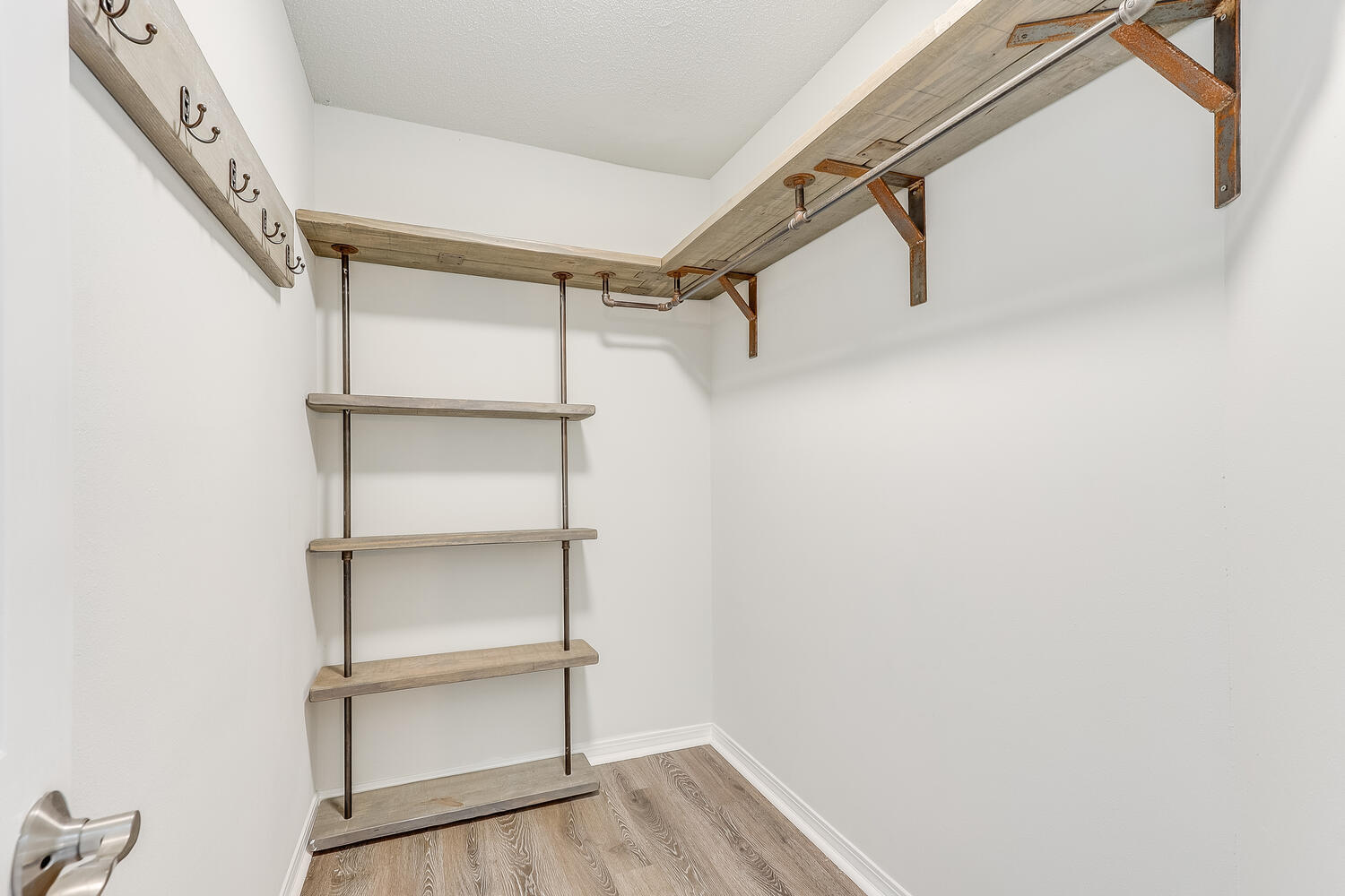 MARY ESTHER MANOR 1ST ADD - Residential Lease