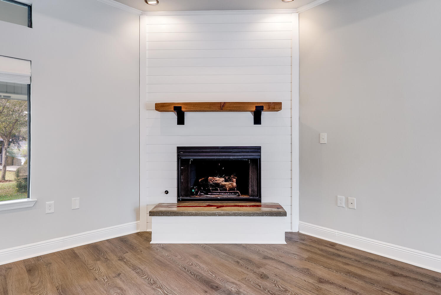 MARY ESTHER MANOR 1ST ADD - Residential Lease