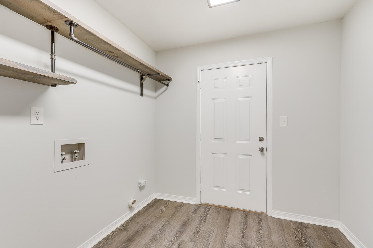 MARY ESTHER MANOR 1ST ADD - Residential Lease
