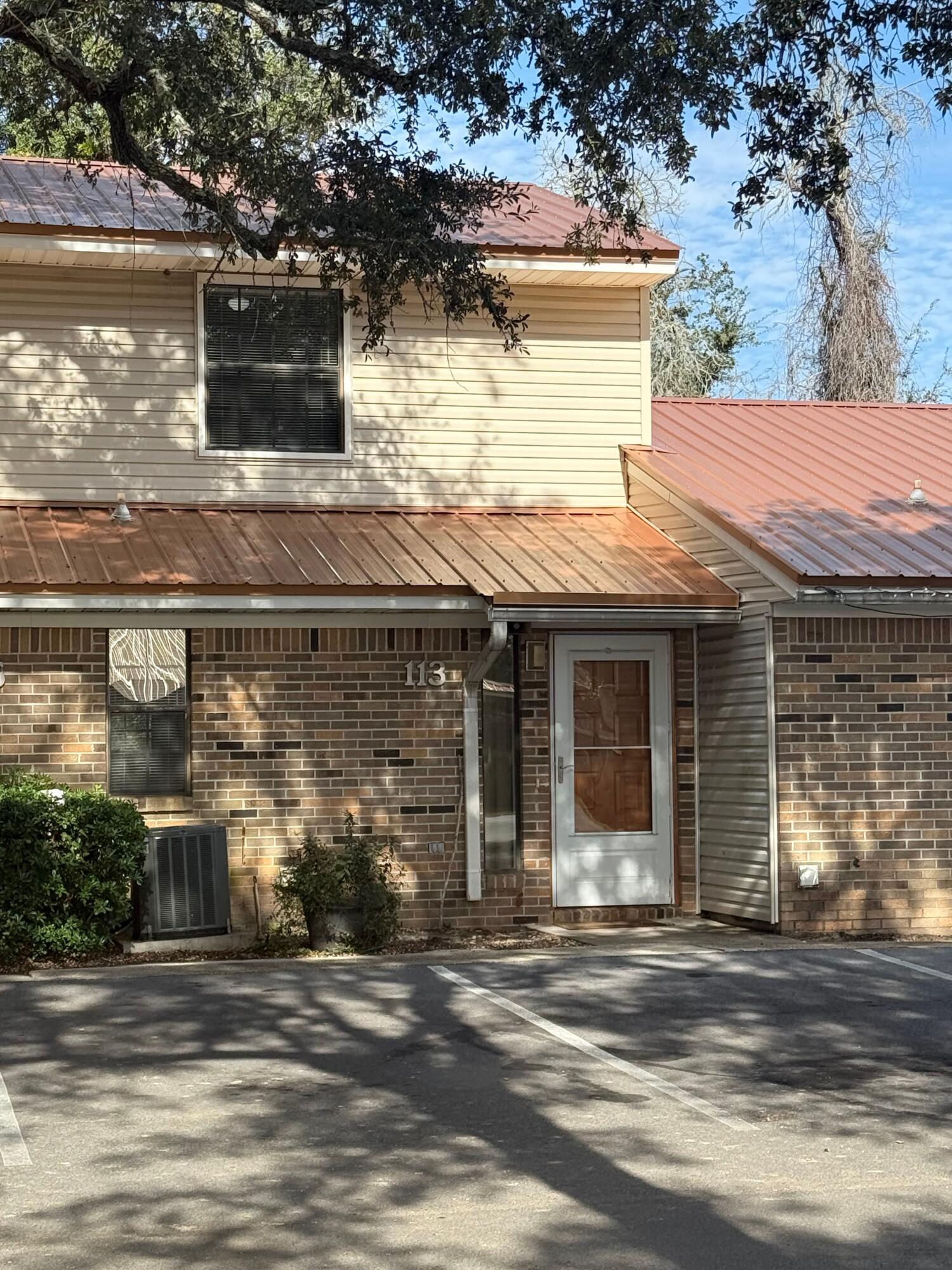 CLASSIC MANOR - Residential Lease