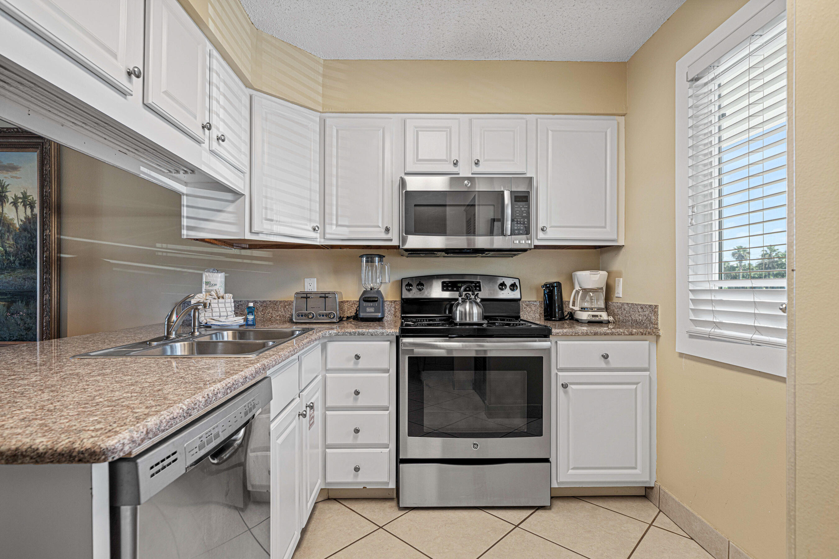 ISLANDER CONDO - Residential
