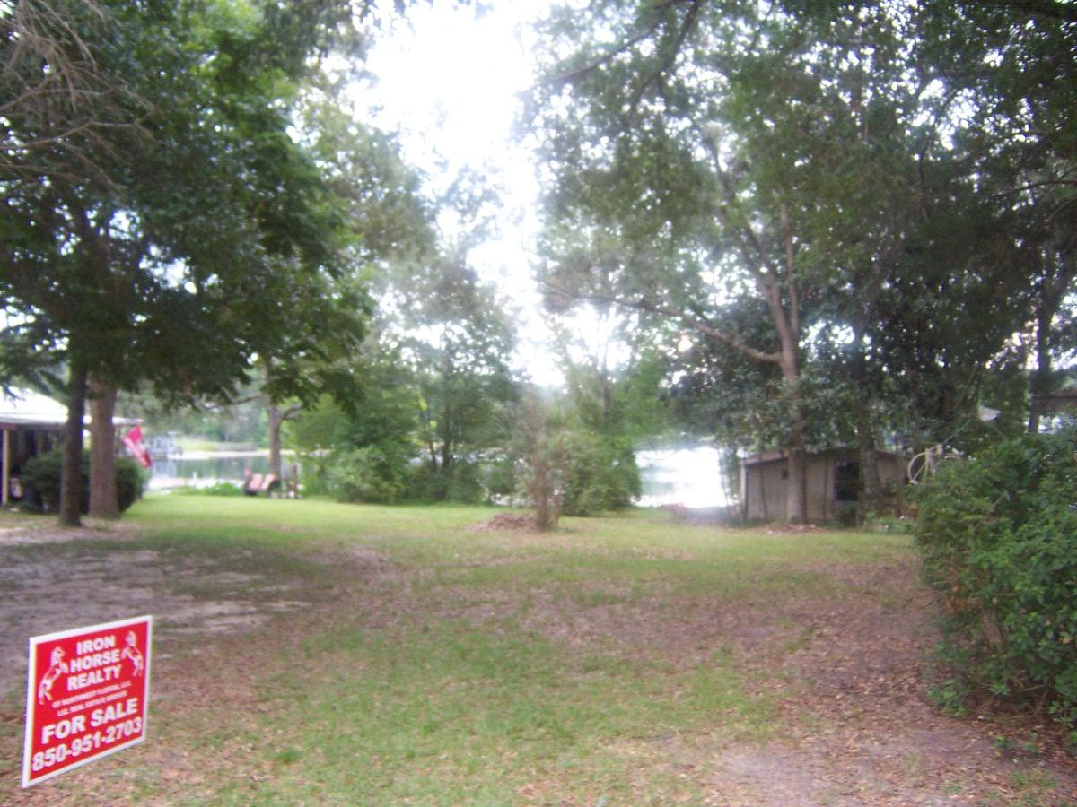 Beautiful waterfront lot on Juniper Lake. Great place to build your dream home or have that ''getaway on the lake'' Close to town and Schools. Boat ramp and nice park at the beginning of the street. Great fishing and beautiful views out your back door.