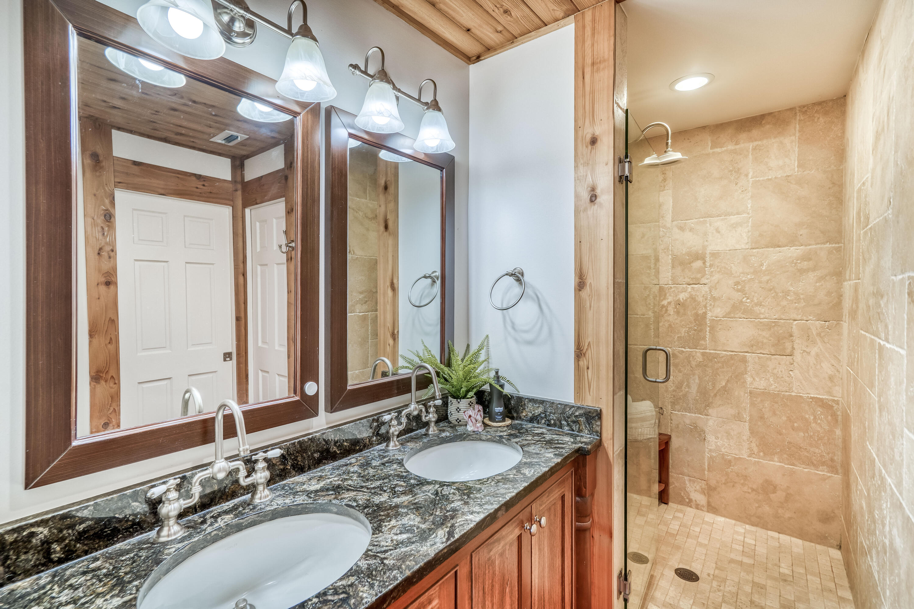 COUNTRY CABINS PH 2 - Residential
