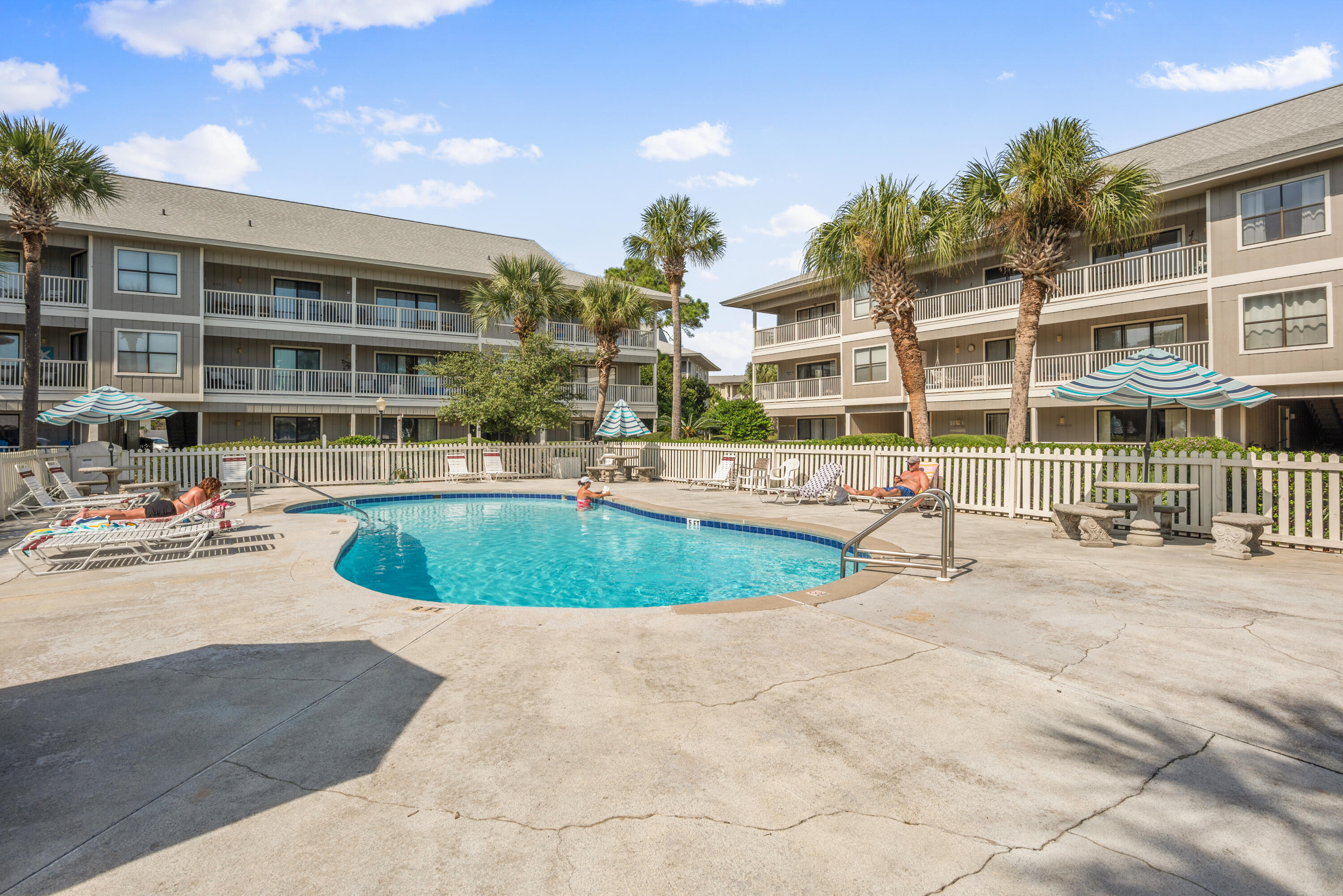 BEACHWOOD VILLAS CONDO PH 2 - Residential