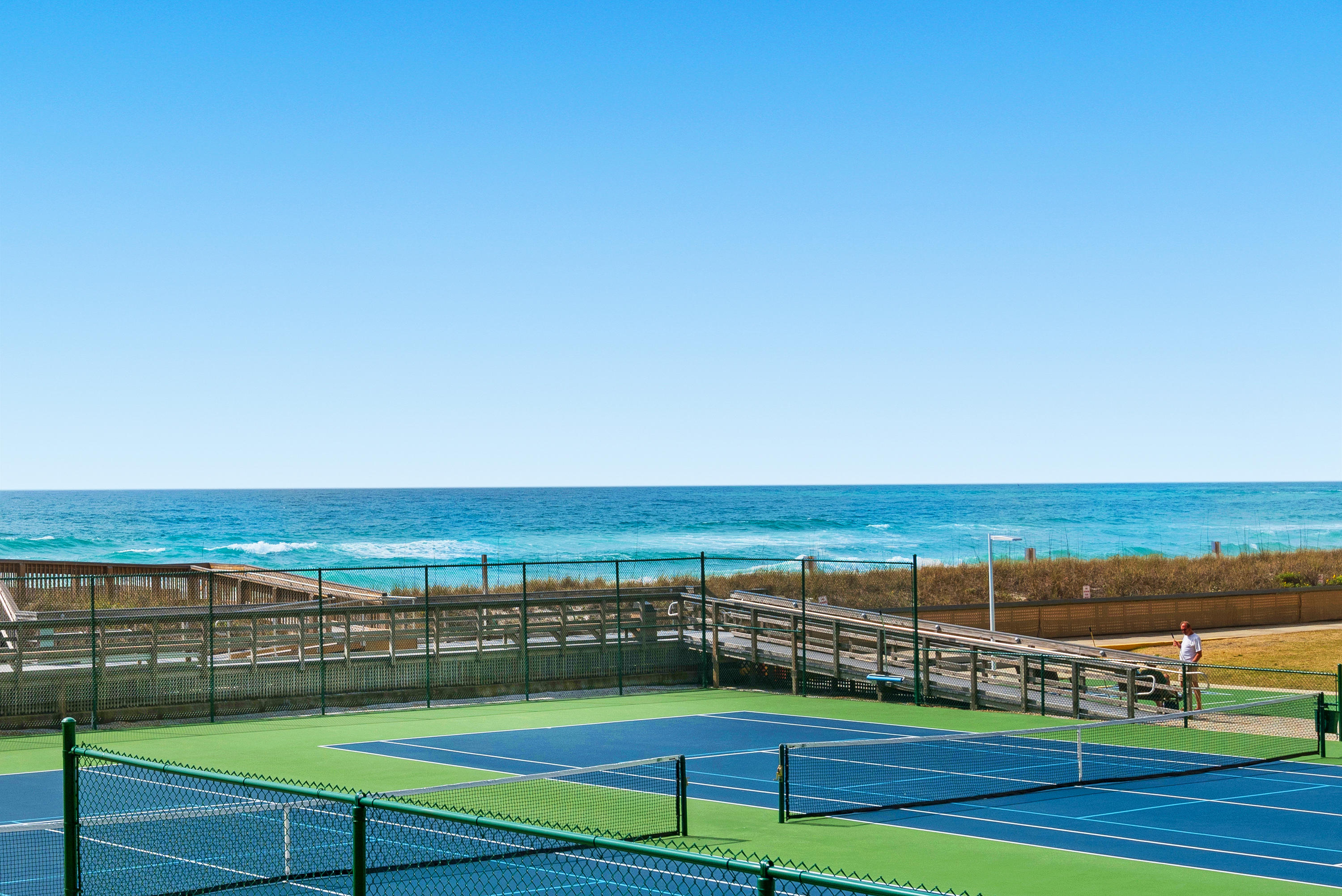 HOLIDAY SURF & RACQUET CLUB - Residential
