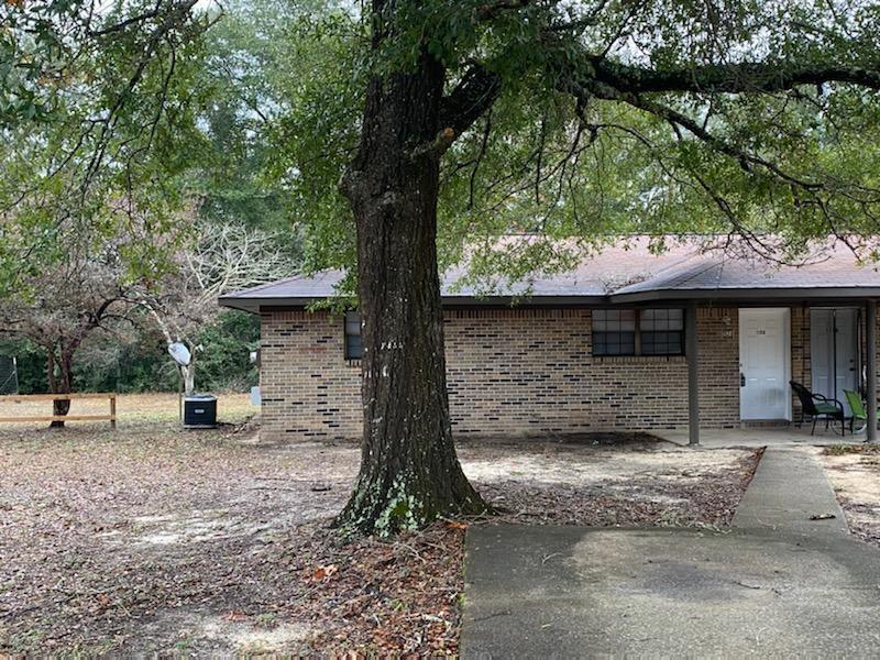 Cozy 2 Br 1 Bath duplex in heart of Defuniak. Easy drive to Highschool, Technical College, and 331 towards South Walton beaches. 

~All ERA American Real Estate residents are enrolled in the Resident Benefits Package (RBP) for $35/month which includes HVAC air filter delivery (for applicable properties), credit building to help boost your credit score with timely rent payments, $1M Identity Protection, utility concierge service making utility connection a breeze during your move-in, our best-in-class resident rewards program, and much more! More details upon application.~