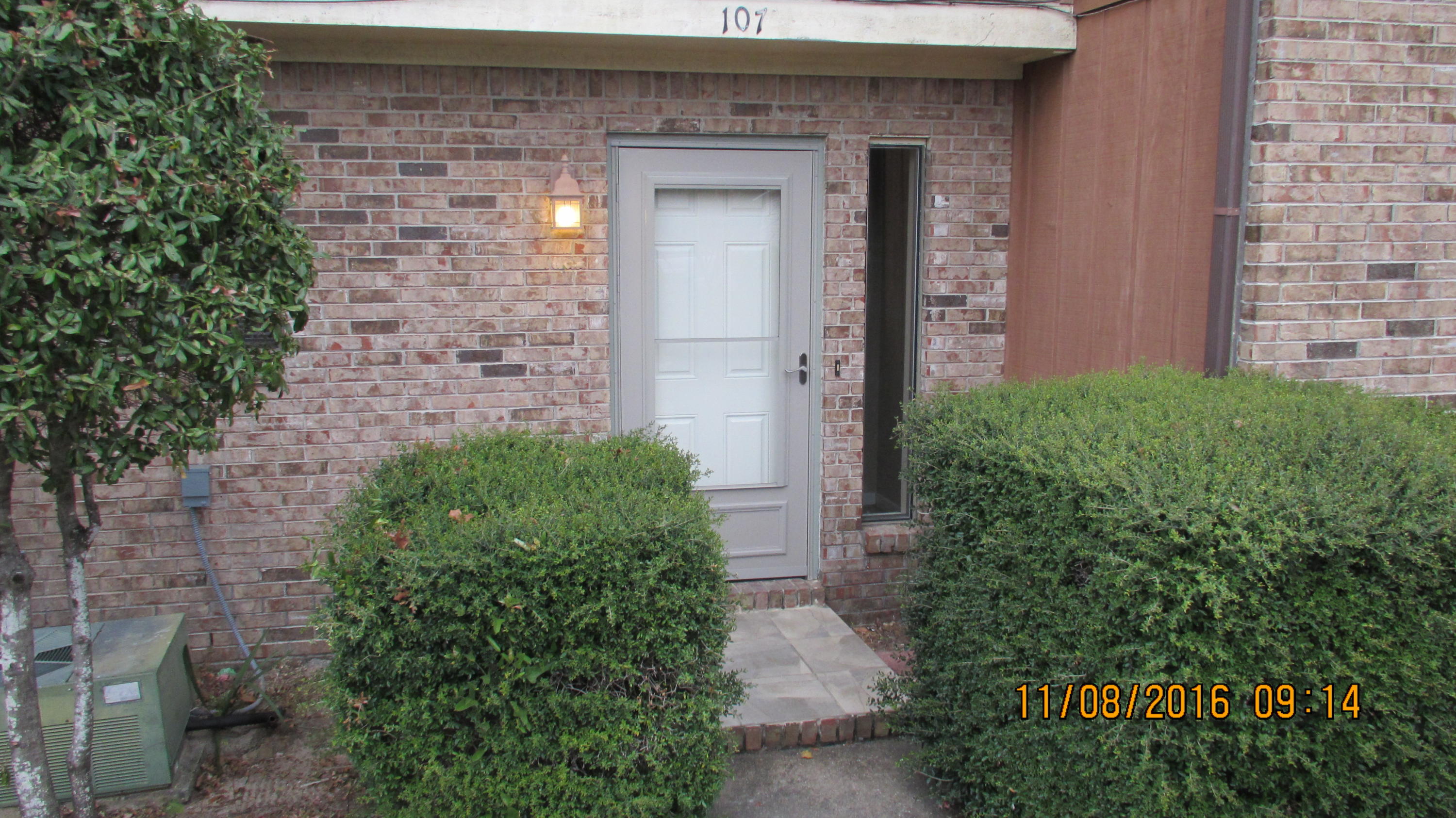 Cute townhome in the heart of Fort Walton Beach. Entire first floor has ceramic tile. Privacy fenced back yard with tiled patio and additional storage. Sorry no pets.  All Coastal Realty Services residents are enrolled in the Resident Benefits Package (RBP) which includes renters insurance, HVAC air filter delivery (for applicable properties) and our best-in-class resident rewards program, and much more! More details upon application.
Avail 2/15/2022