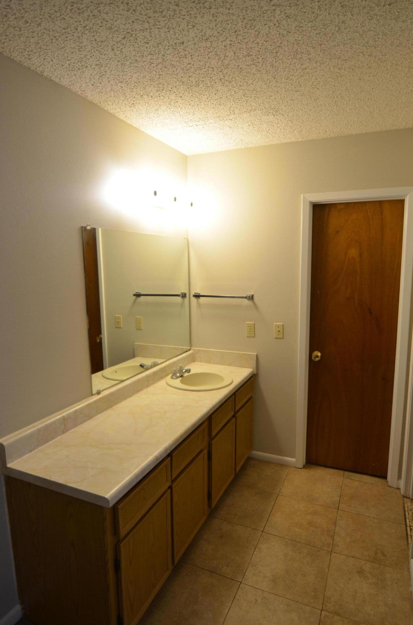 OAK TREE MANOR - Residential Lease