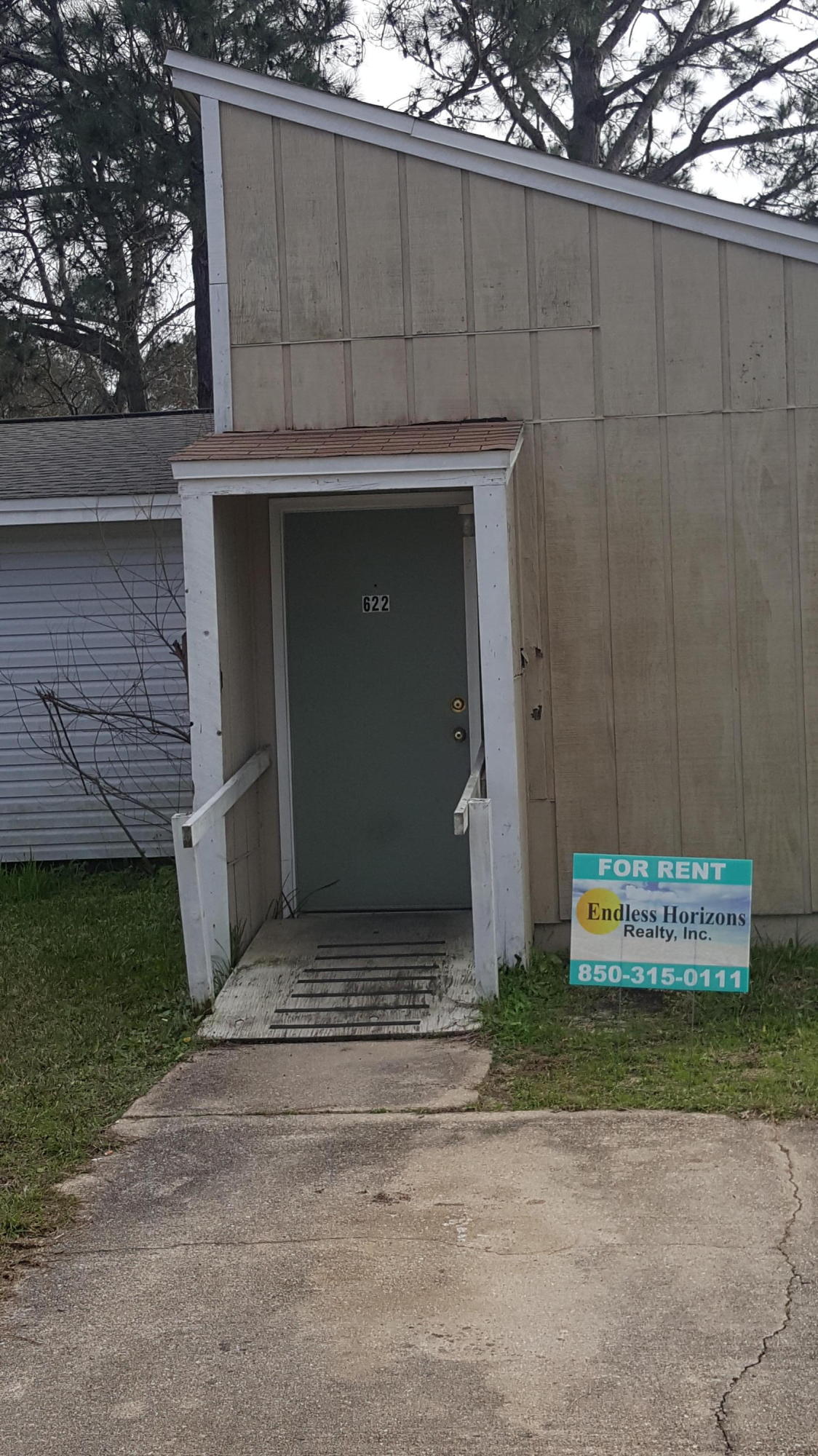 ONE STORY TOWN HOME LOCATED BETWEEN EGLIN AFB AND HURLBURT FIELD. THIS 2BR/1BA TOWN HOME HAS OVER 900 SQUARE FEET OF LIVING SPACE, OPEN FLOOR PLAN AND WASHER/DRYER HOOK-UPS. THERE ARE SLIDING GLASS DOORS LEADING INTO THE BACKYARD. CALL TODAY TO VIEW YOUR NEW HOME.