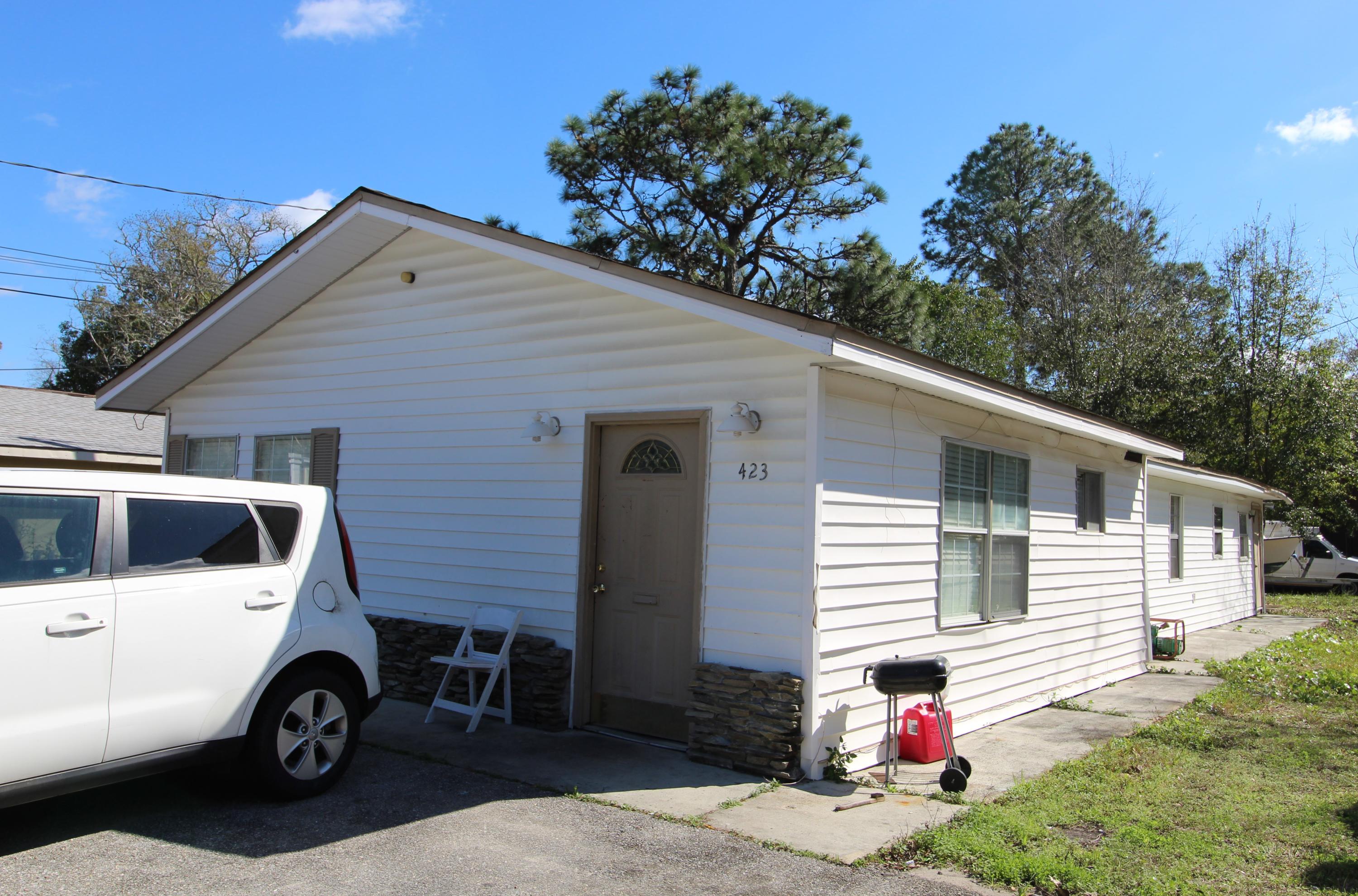 Priced to sell!
3 bedrooms and 2 full baths. Very close to college and Hurburt and Eglin AFB.
Need some TLC and renovation loans are available. Muti family zoning and can be used as commercial property.
Buyer to verify room dimensions and SF of the building.
Property SOLD 'AS IS' condition.