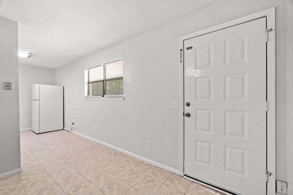 2bd/1ba apartment in the middle of Freeport. Close to schools, shopping and community facilities. Tile in common areas (kitchen, living and bath), LVP in bedrooms. Washer and Dryer in unit. Pets must be approved. 1 year lease required.

***Stock photos from similar unit. Colors and selections vary